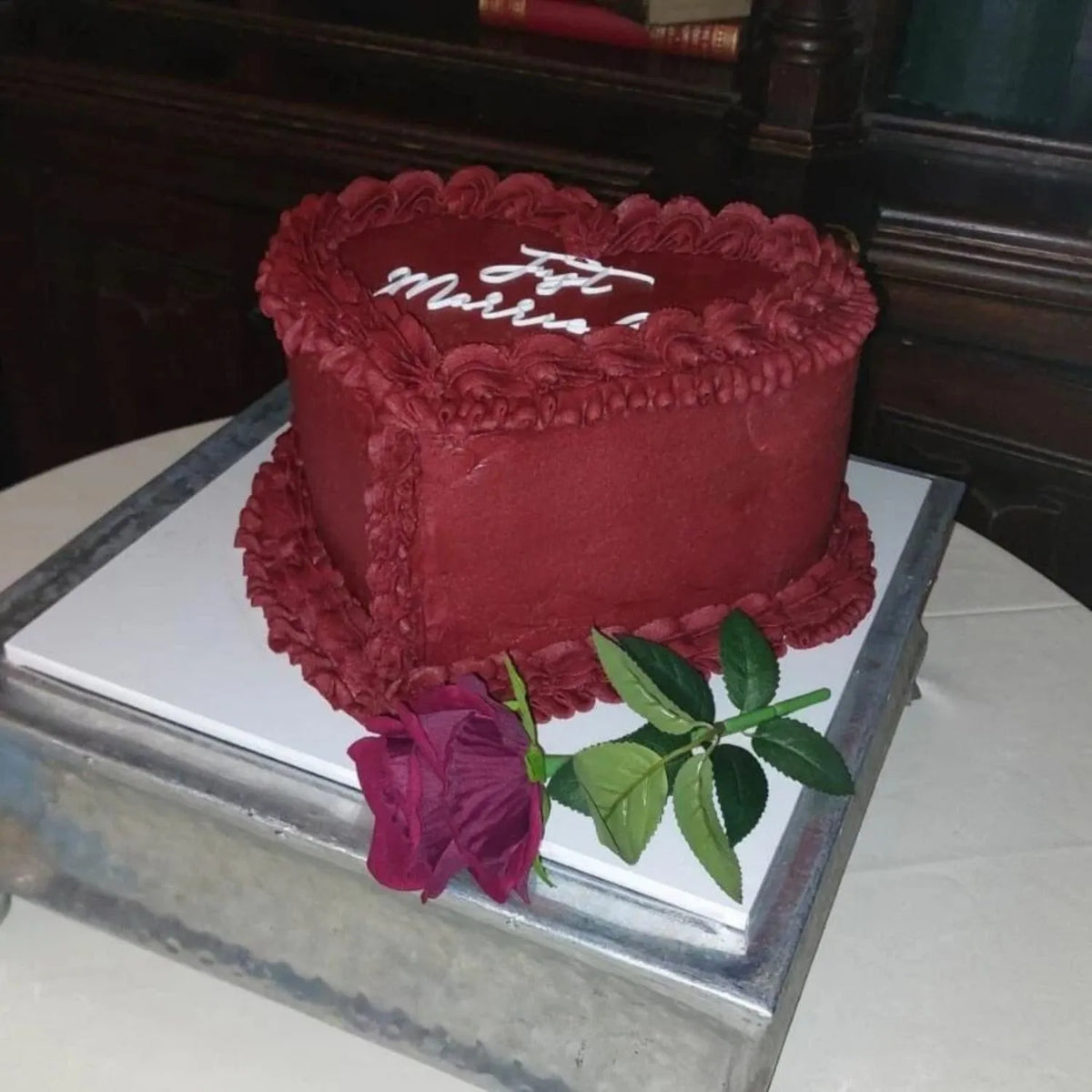 Artificial Deep Red Rose Stem with Realistic Green Foliage – Lifelike Red Faux Rose Flower 53cm – Customer Photo Close-Up Beside Heart-Shaped Wedding Cake | Click Style