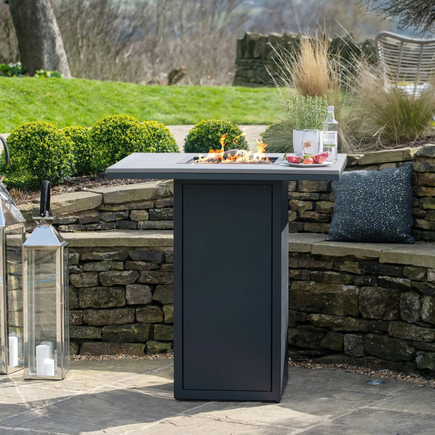 Cosiloft 100 High Outdoor Gas Fire Pit Bar Table with Black Metal Base & Grey Aluminium Top – Freestanding Tall Garden Firepit Table with Hidden Gas Bottle Storage, Ceramic Logs, Lava Stones and Integrated Gas Burner 105x100x100cm | Click Style