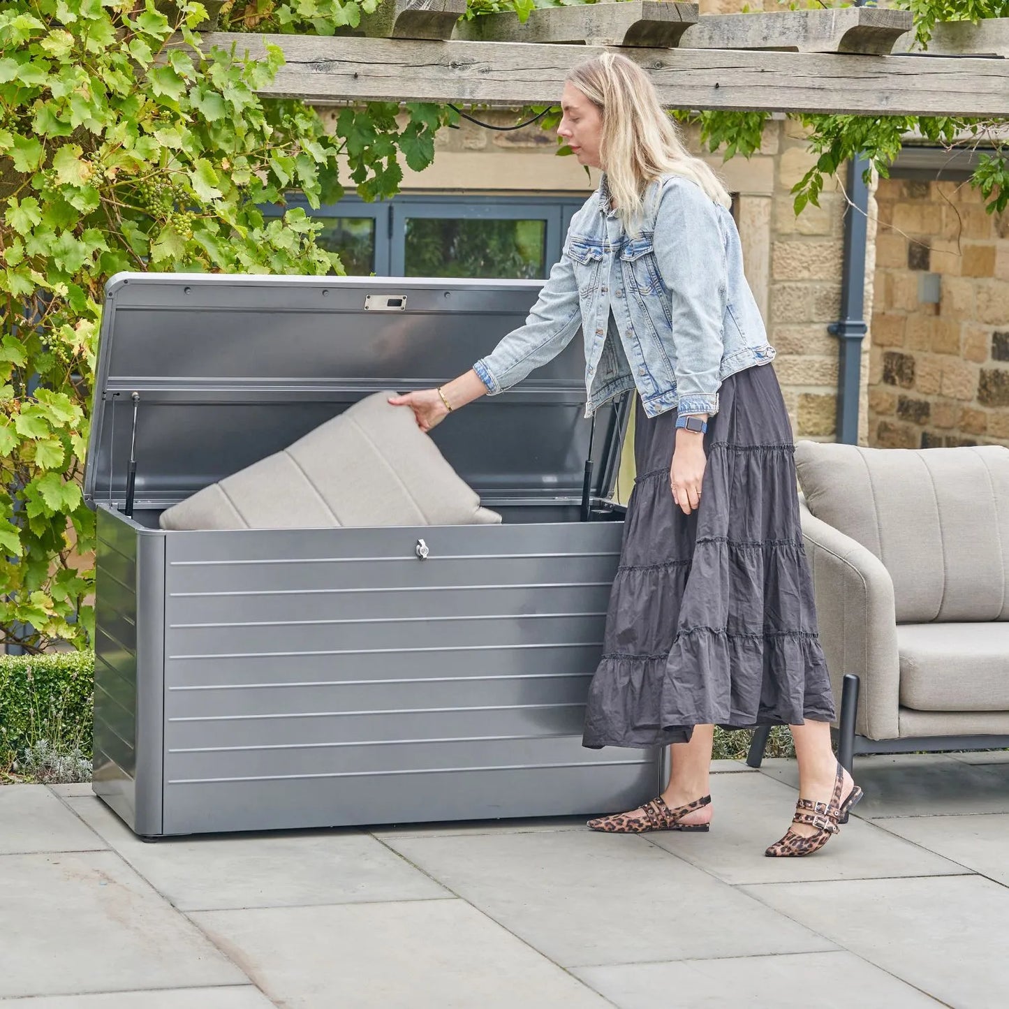 Small Anthracite Grey Galvanised Steel Outdoor Cushion Storage Box with Lockable Lid – Metal Garden Storage Chest 78x134x62cm - Click Style