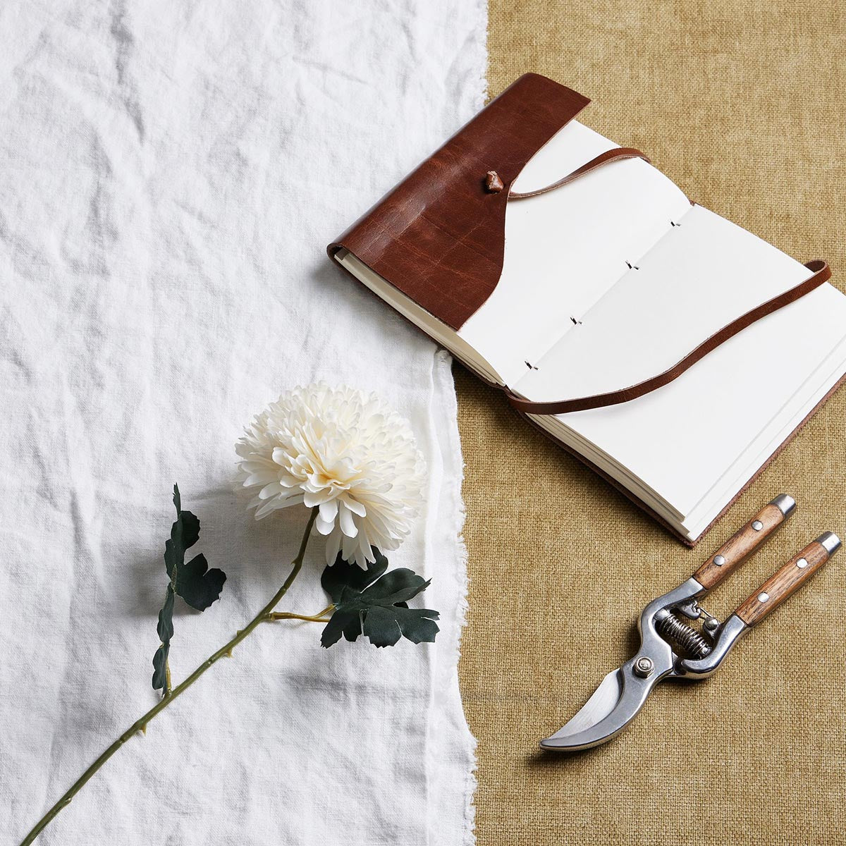 Artificial Short White Chrysanthemum Stem – Click Style