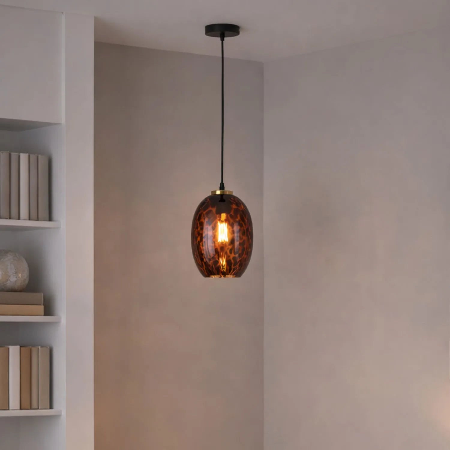 Amber & Brown Tortoiseshell Glass Pendant Light with Brushed Gold Fitting – Adjustable & Dimmable Oval Ceiling Pendant 111x20x20cm | Click Style