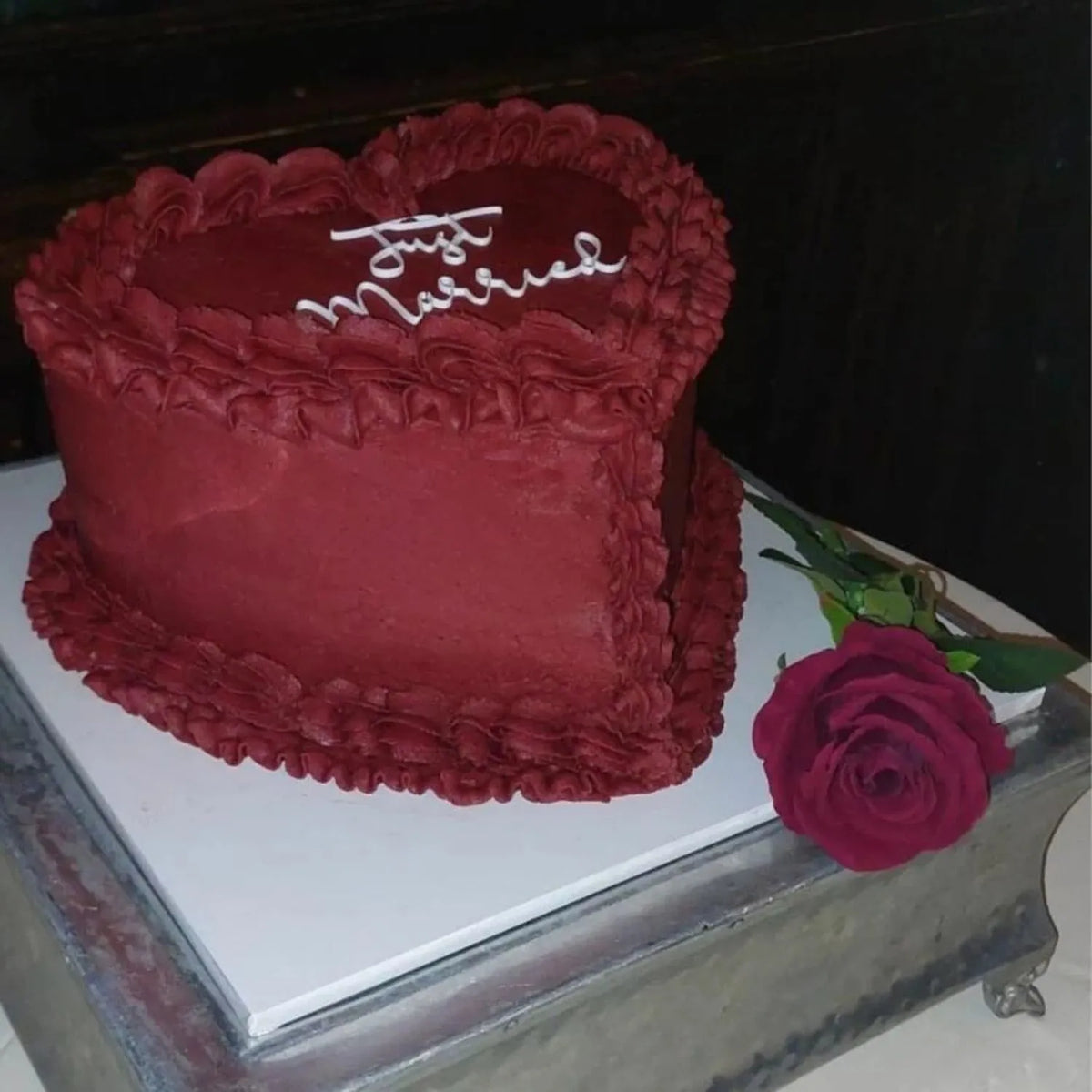 Artificial Deep Red Rose Stem with Realistic Green Foliage – Lifelike Red Faux Rose Flower 53cm – Customer Photo Styling Heart-Shaped Wedding Cake | Click Style