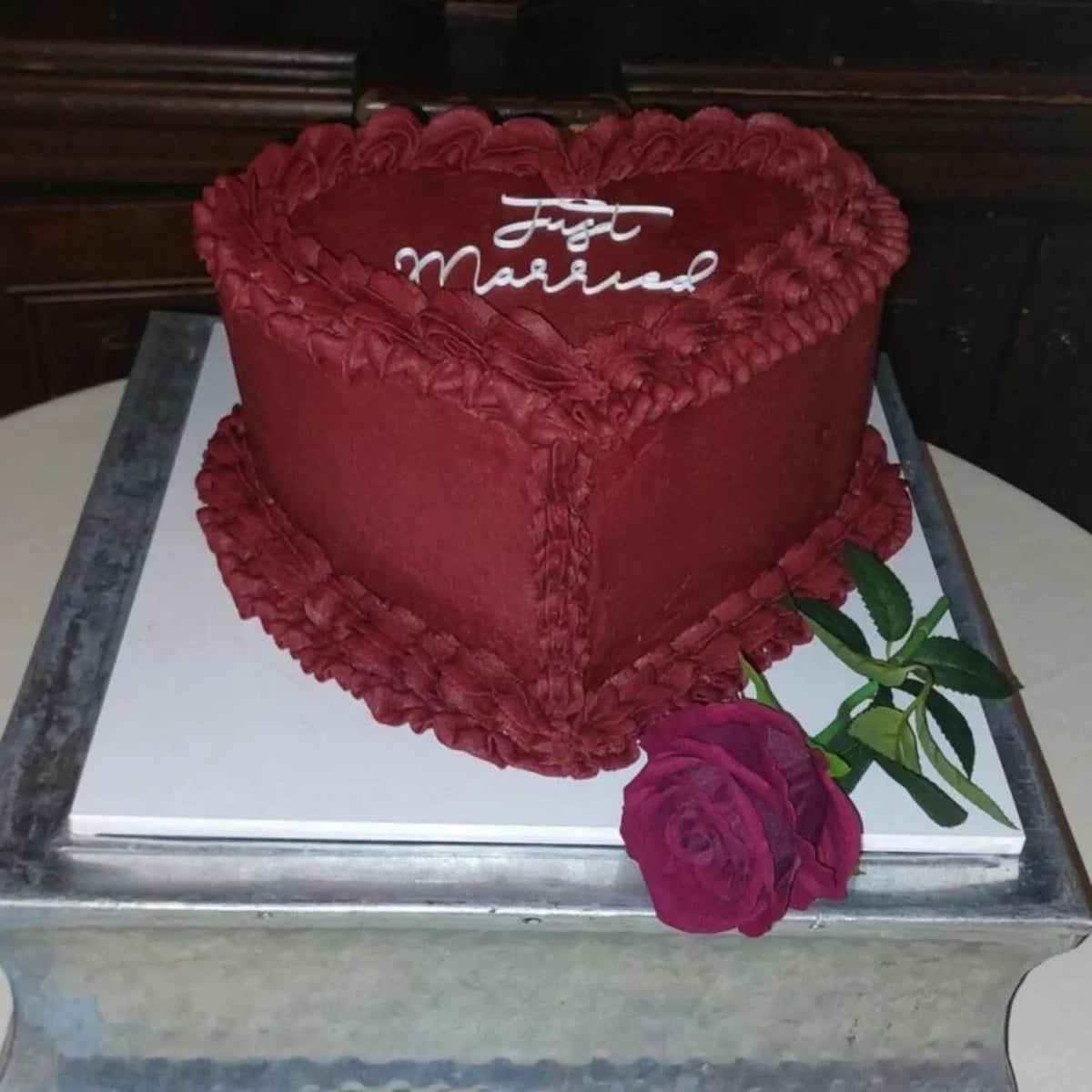 Artificial Deep Red Rose Stem with Realistic Green Foliage – Lifelike Red Faux Rose Flower 53cm – Customer Photo Beside Heart-Shaped Wedding Cake | Click Style