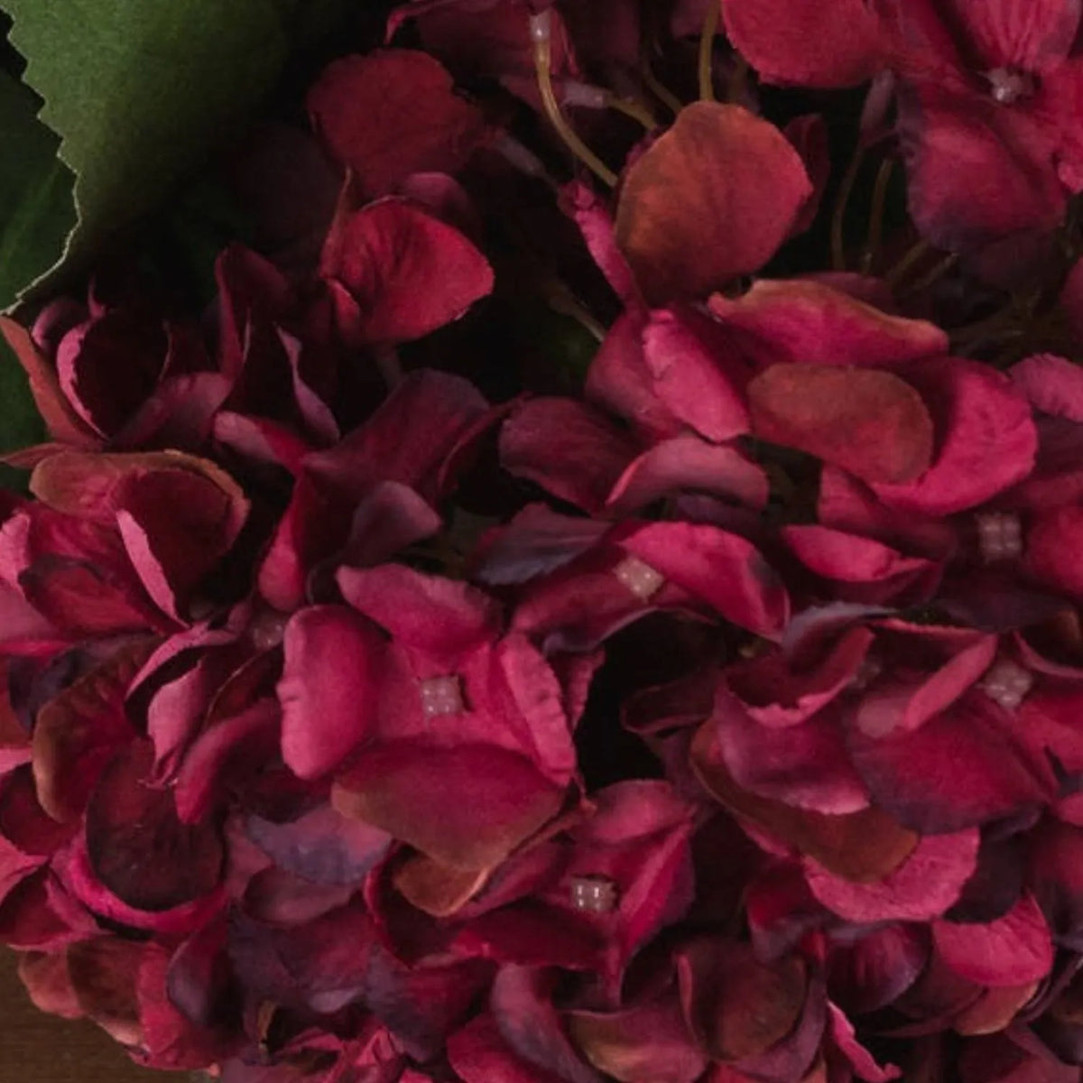Artificial Deep Ruby Red & Burgundy Hydrangea Stem with Realistic Green Leaves – Lifelike Faux Red Hydrangea Flower 42x18x18cm – Close-Up of Multiple Ruby Red and Burgundy Hydrangea Flower Heads in a Full Floral Arrangement | Click Style