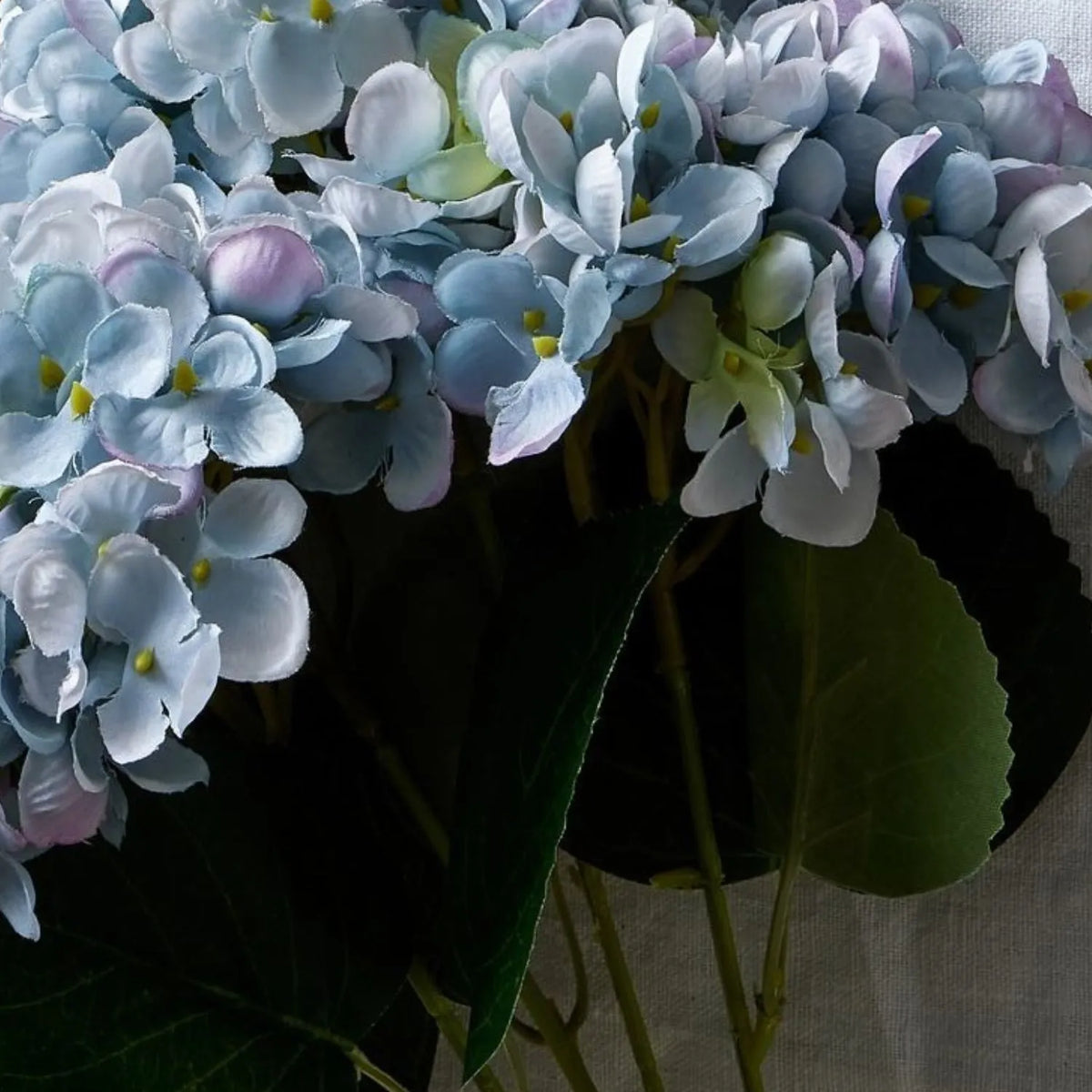 Artificial Multi-Tonal Blue Hydrangea Bouquet Stem with Five Flower Heads & Realistic Green Leaves – Faux Blue Hydrangea Flower 47x23x23cm – Close-Up of Multi-Tonal Blue Flower Heads with Dark Green Veined Leaves and Branching Stems | Click Style