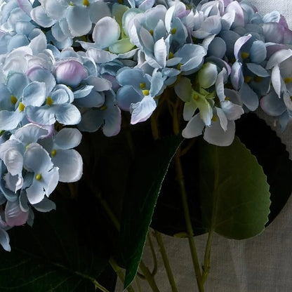 Artificial Multi-Tonal Blue Hydrangea Bouquet Stem with Five Flower Heads & Realistic Green Leaves – Faux Blue Hydrangea Flower 47x23x23cm – Close-Up of Multi-Tonal Blue Flower Heads with Dark Green Veined Leaves and Branching Stems | Click Style