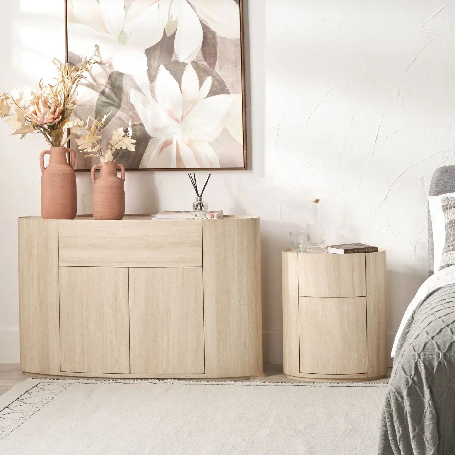 Cream Travertine Effect Sideboard with 1 Drawer & 2 Doors – Contemporary Curved Stone Veneer Finish Storage Cabinet 76x120x40cm – Modern Neutral Handleless Travertine Style Sideboard for Living Rooms and Dining Rooms | Click Style