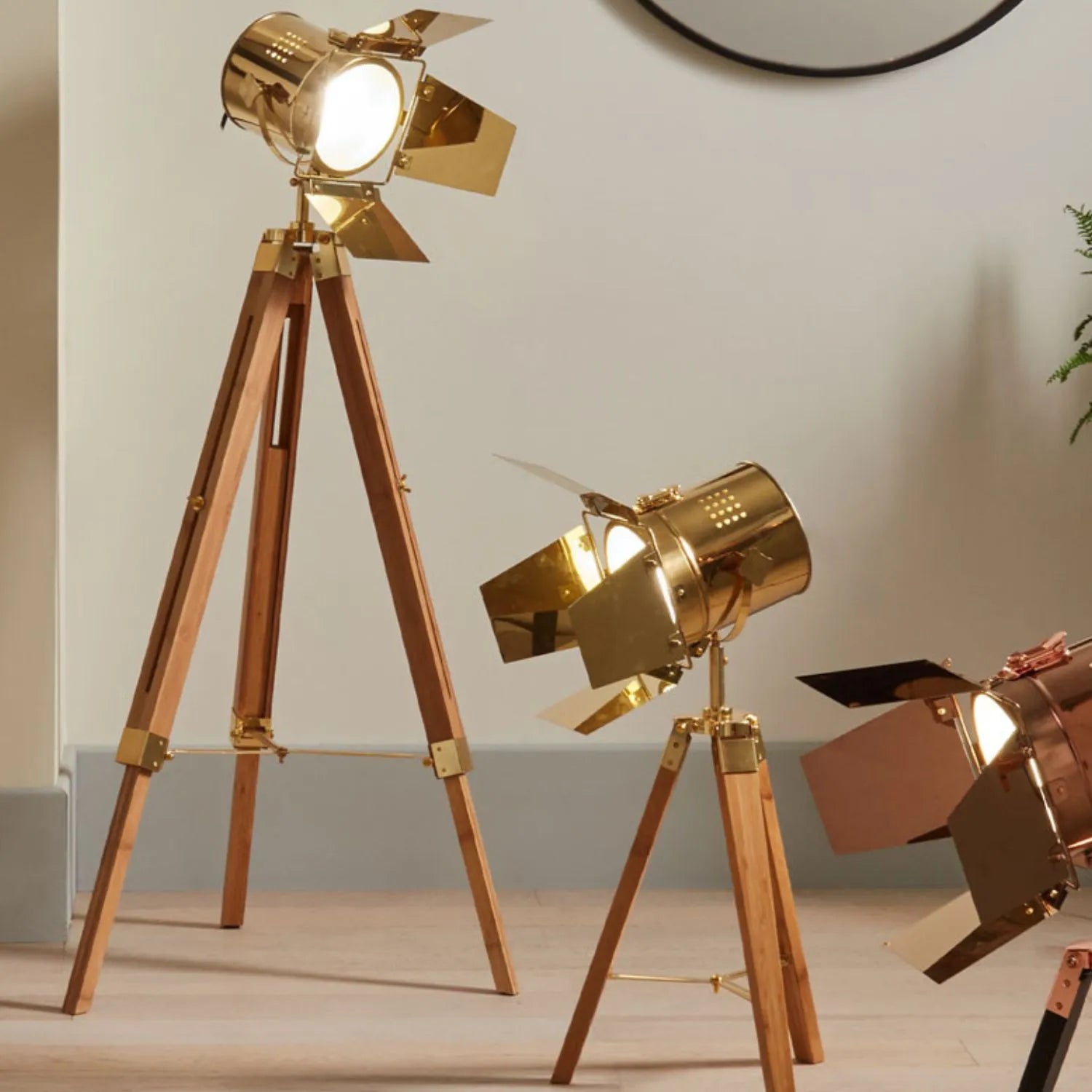 Gold Metal & Natural Wood Tripod Film Floor Lamp with Barn Door Shutters – Adjustable Movie Floor-standing Spotlight 139x68cm - Click Style