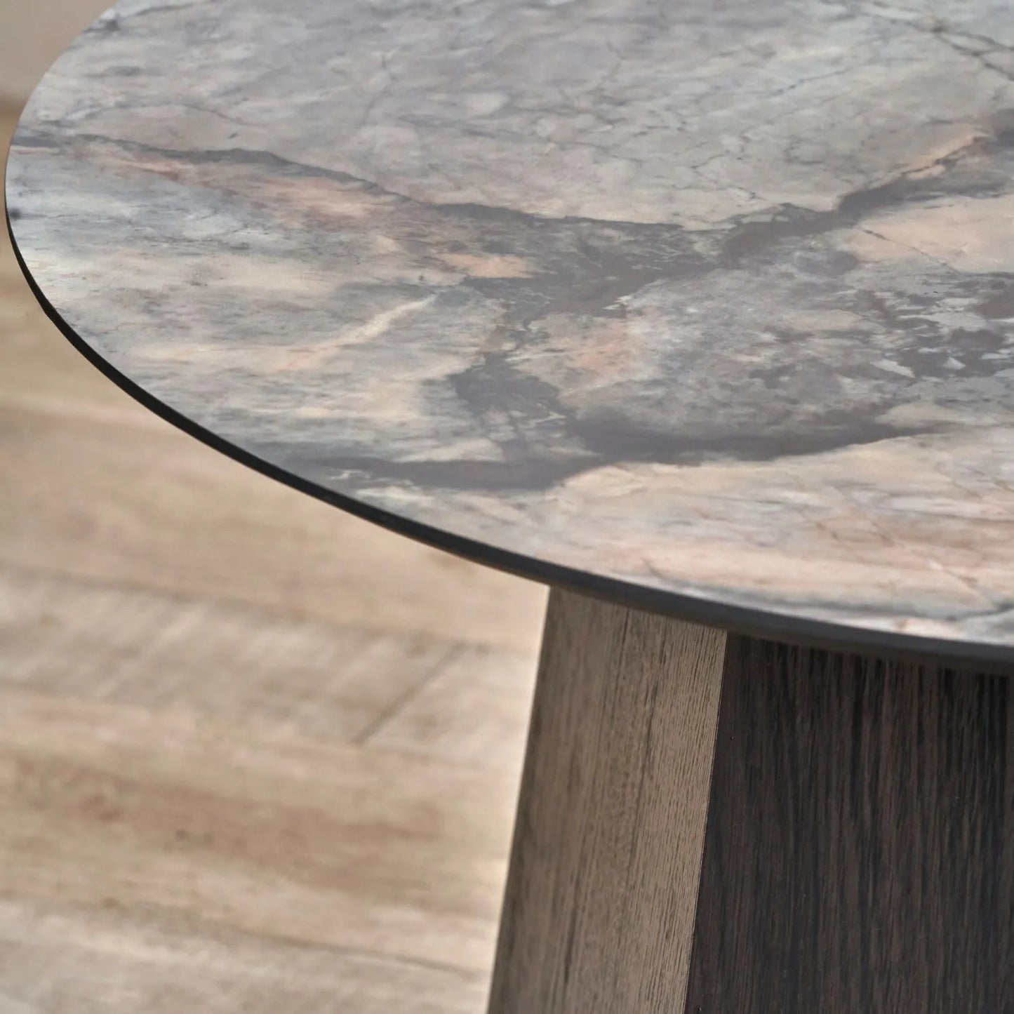 Grey Marble Effect Round Coffee Table with Stone Veneer Top & Dark Brown Pedestal Base – Contemporary Pedestal Coffee Table for Living Rooms 40x80x80cm with faceted pedestal base and marble-effect stone veneer top in grey, charcoal and cream veining | Click Style
