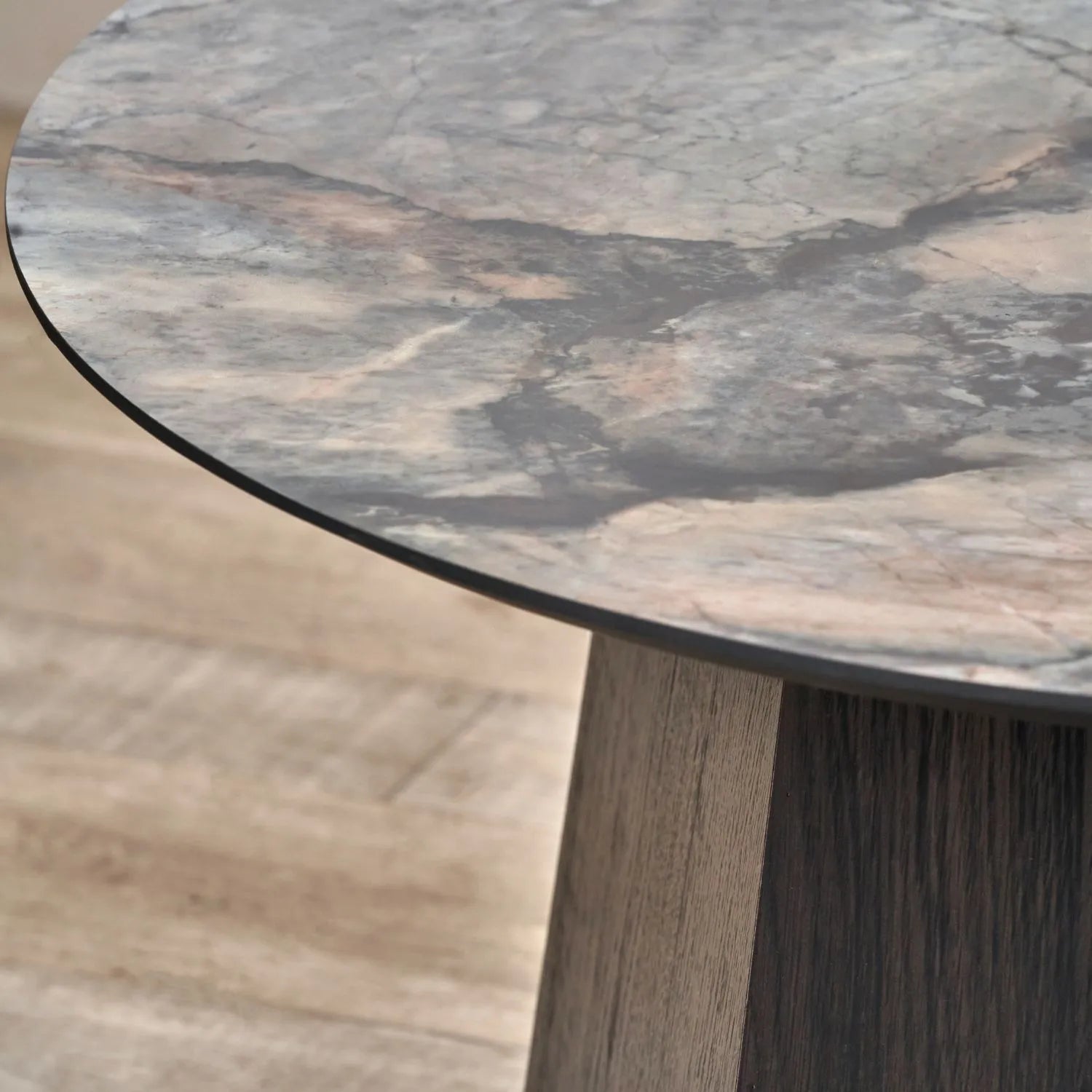 Grey Marble Effect Round Coffee Table with Stone Veneer Top & Dark Brown Pedestal Base – Contemporary Pedestal Coffee Table for Living Rooms 40x80x80cm with faceted pedestal base and marble-effect stone veneer top in grey, charcoal and cream veining | Click Style