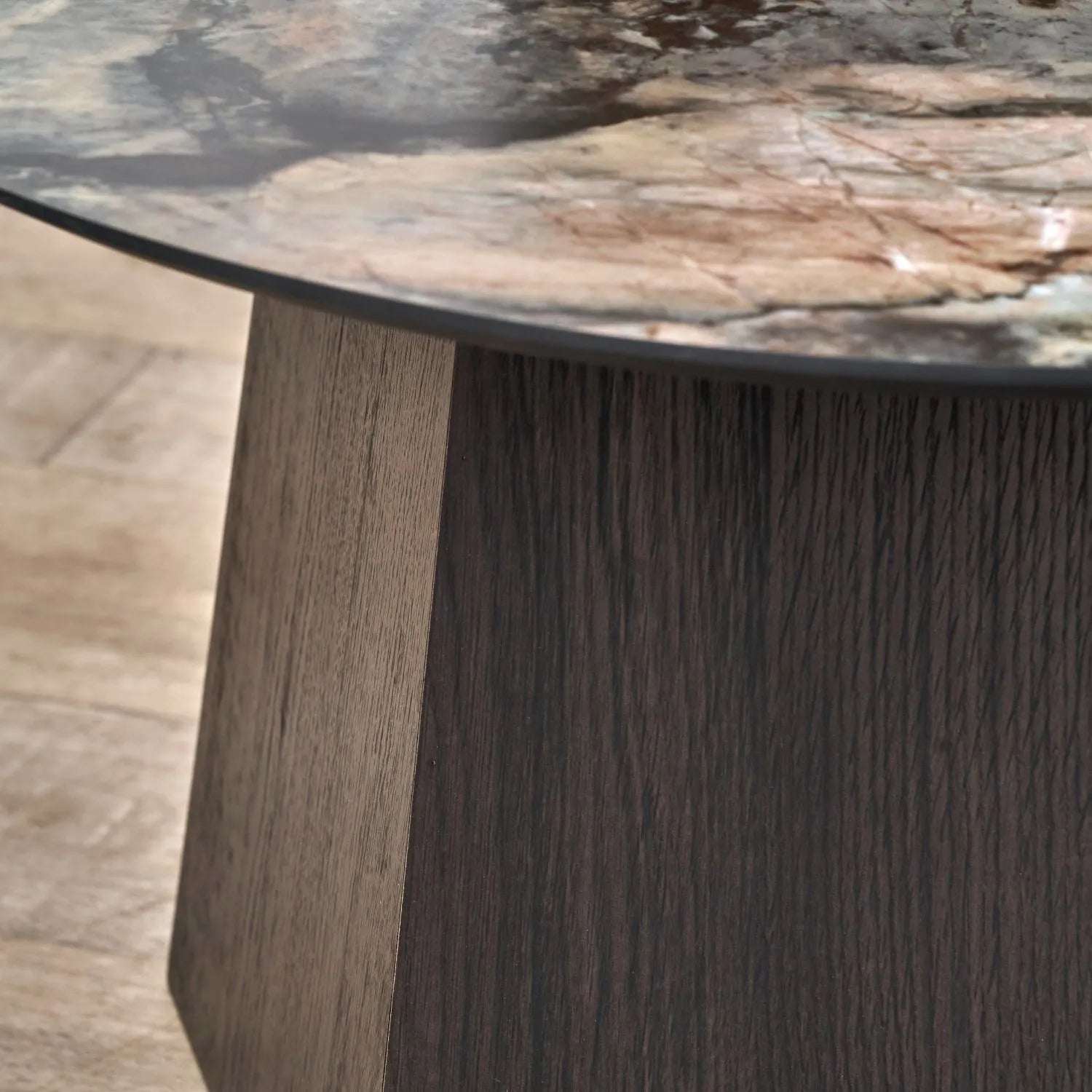 Grey Marble Effect Round Coffee Table with Stone Veneer Top & Dark Brown Pedestal Base – Contemporary Pedestal Coffee Table for Living Rooms 40x80x80cm with faceted pedestal base and marble-effect stone veneer top in grey, charcoal and cream veining | Click Style