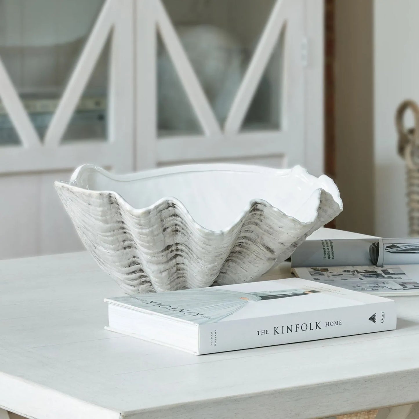 Grey & White Ceramic Decorative Clam Shell Bowl – Large Coastal Shell Shaped Centrepiece Vase & Decorative Ornament for Coastal & Neutral Home Interiors 40x40x16cm – handcrafted watertight ceramic shell bowl with textured finish in soft grey and white tones, ideal for styling dining tables, coffee tables, consoles, bathrooms and luxury coastal-inspired décor | Click Style