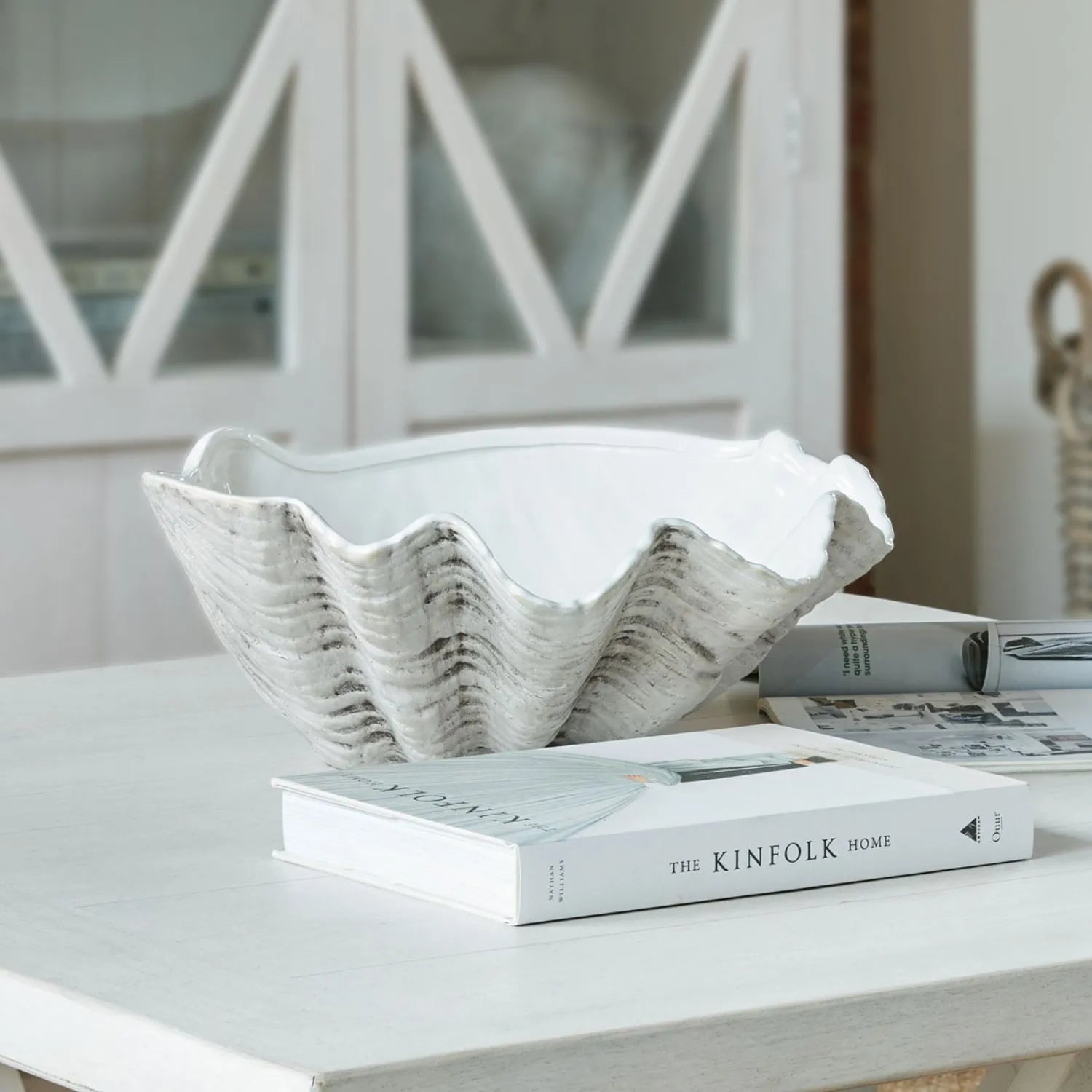 Grey & White Ceramic Decorative Clam Shell Bowl – Large Coastal Shell Shaped Centrepiece Vase & Decorative Ornament for Coastal & Neutral Home Interiors 40x40x16cm – handcrafted watertight ceramic shell bowl with textured finish in soft grey and white tones, ideal for styling dining tables, coffee tables, consoles, bathrooms and luxury coastal-inspired décor | Click Style