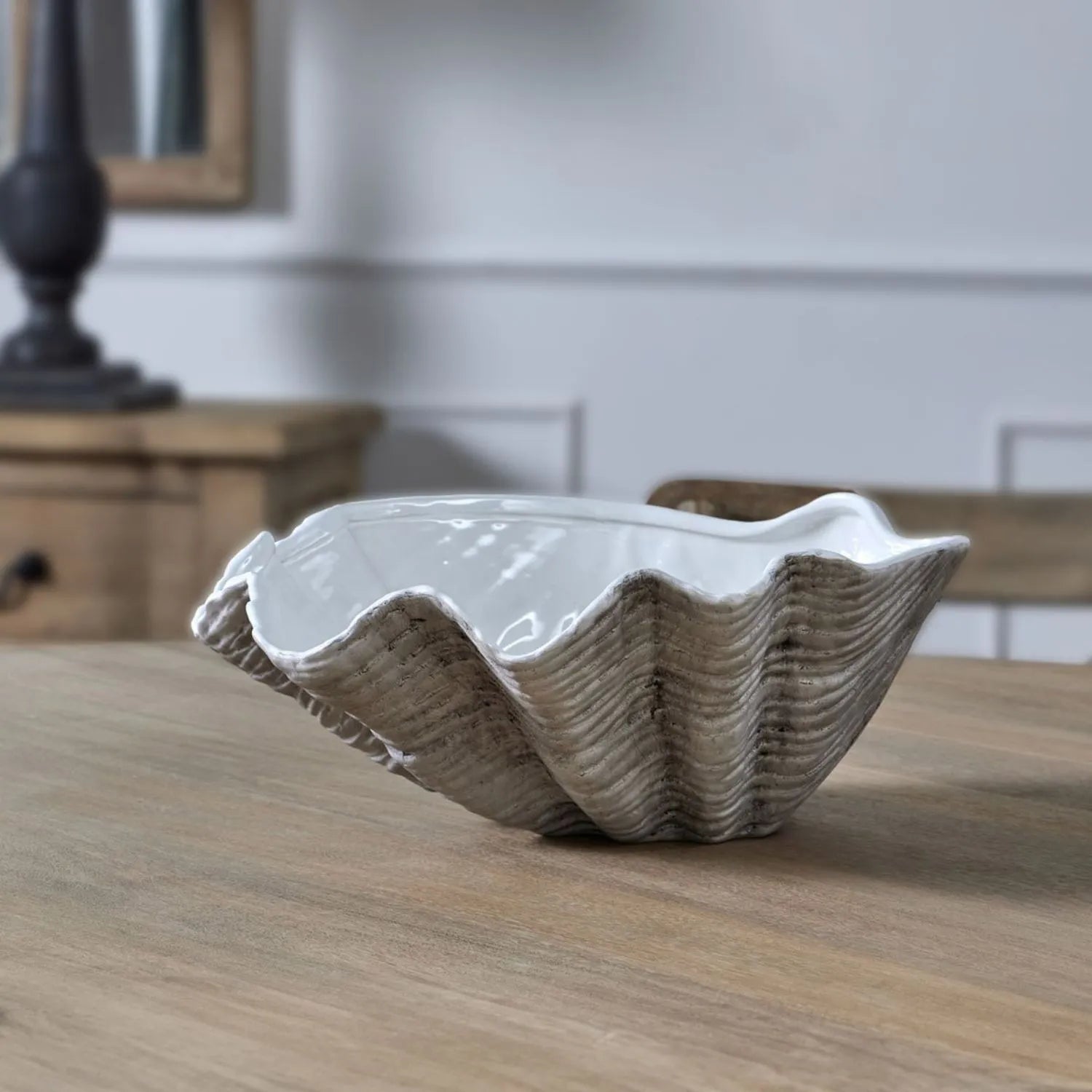 Grey & White Ceramic Decorative Clam Shell Bowl – Large Coastal Shell Shaped Centrepiece Vase & Decorative Ornament for Coastal & Neutral Home Interiors 40x40x16cm – handcrafted watertight ceramic shell bowl with textured finish in soft grey and white tones, ideal for styling dining tables, coffee tables, consoles, bathrooms and luxury coastal-inspired décor | Click Style
