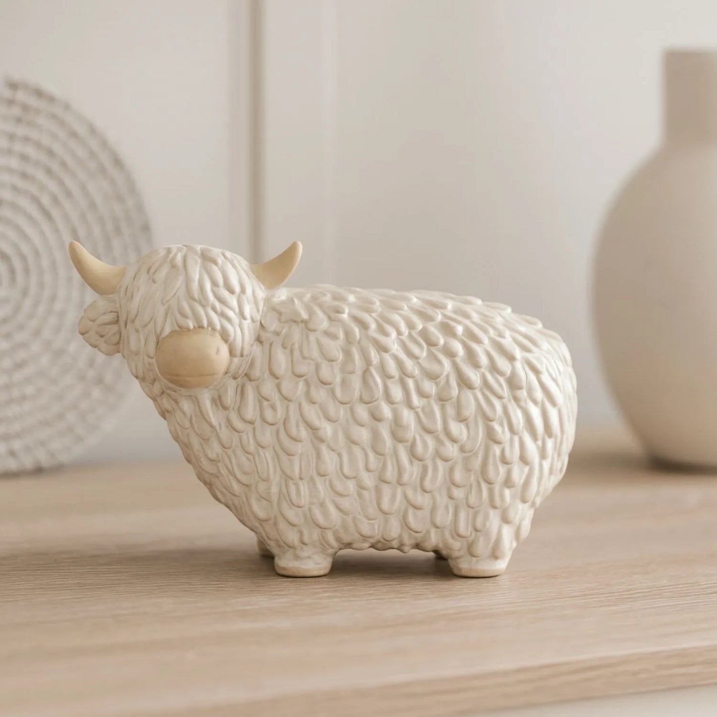 Large Neutral White Ceramic Highland Cow Ornament with Textured Shaggy Coat & Horns – Rustic Farmhouse Decorative Sculpture 17x24x12cm | Click Style