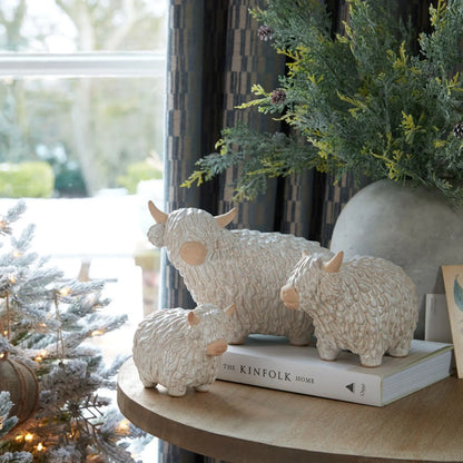 Large Neutral White Ceramic Highland Cow Ornament with Textured Shaggy Coat & Horns – Rustic Farmhouse Decorative Sculpture 17x24x12cm | Click Style