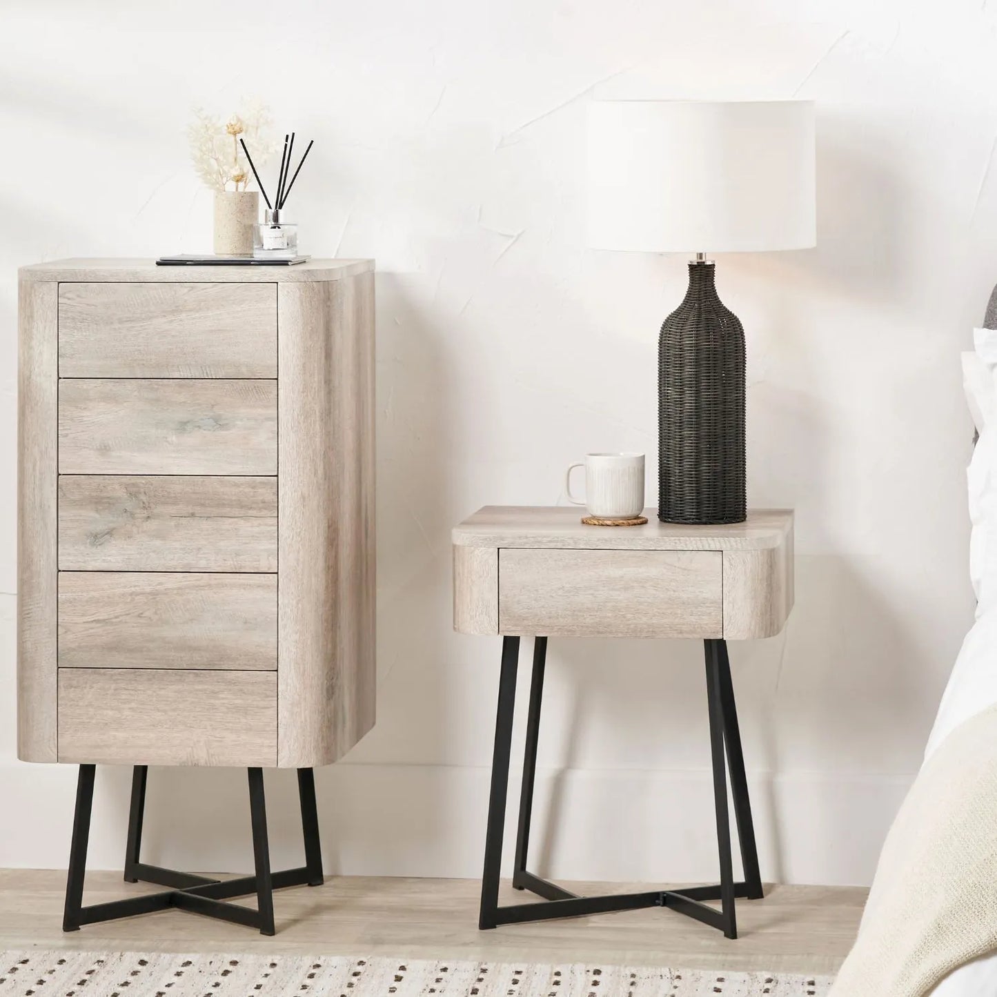 Light Grey Oak Veneer 5 Drawer Chest of Drawers with Tapered Black Metal Legs – Scandinavian Tallboy Unit H100xW50xD40cm – Grey Oak Veneer Tall Chest with Handle-Free Drawers & Black Steel Frame | Click Style