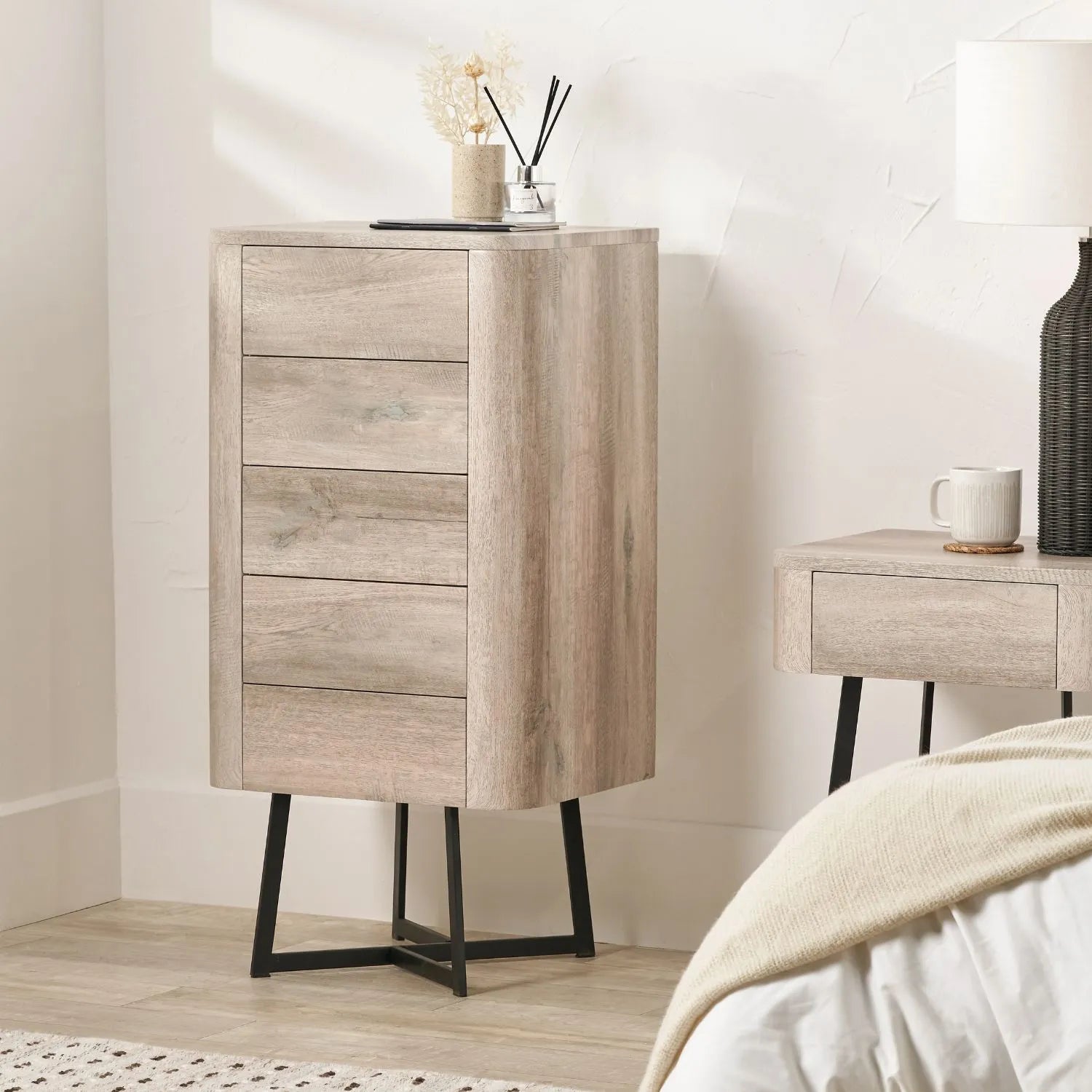 Light Grey Oak Veneer 5 Drawer Chest of Drawers with Tapered Black Metal Legs – Scandinavian Tallboy Unit H100xW50xD40cm – Grey Oak Veneer Tall Chest with Handle-Free Drawers & Black Steel Frame | Click Style