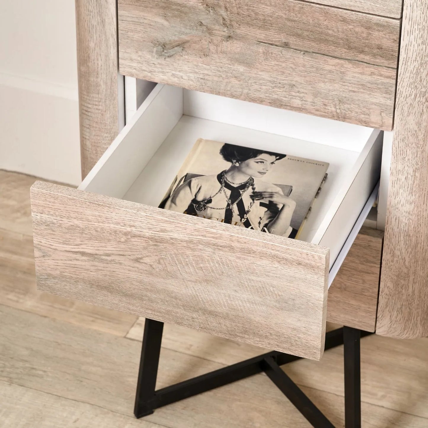 Light Grey Oak Veneer 5 Drawer Chest of Drawers with Tapered Black Metal Legs – Scandinavian Tallboy Unit H100xW50xD40cm – Grey Oak Veneer Tall Chest with Handle-Free Drawers & Black Steel Frame | Click Style