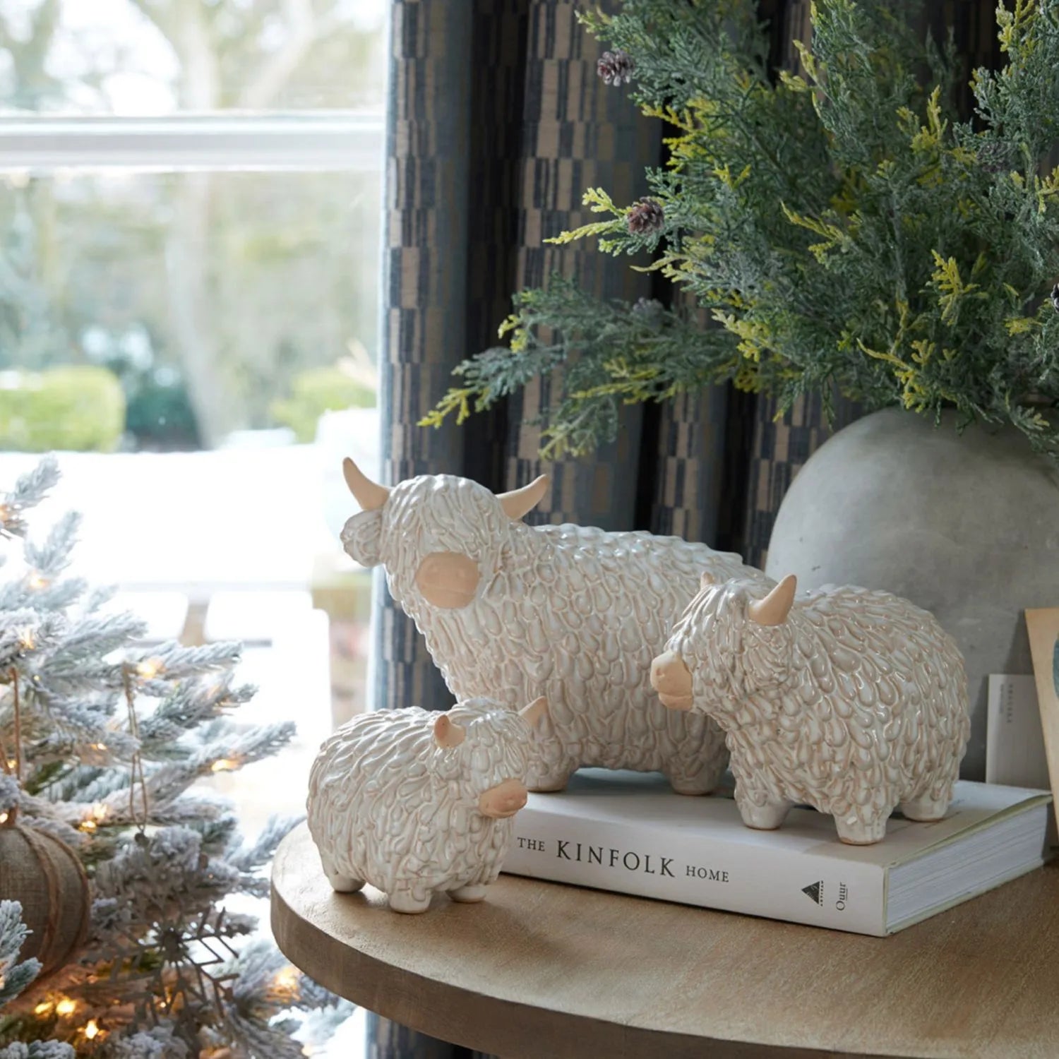 Medium Neutral White Ceramic Highland Cow Ornament with Textured Shaggy Coat & Horns – Rustic Farmhouse Decorative Sculpture 14x20x11cm | Click Style