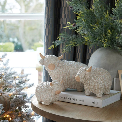 Medium Neutral White Ceramic Highland Cow Ornament with Textured Shaggy Coat & Horns – Rustic Farmhouse Decorative Sculpture 14x20x11cm | Click Style