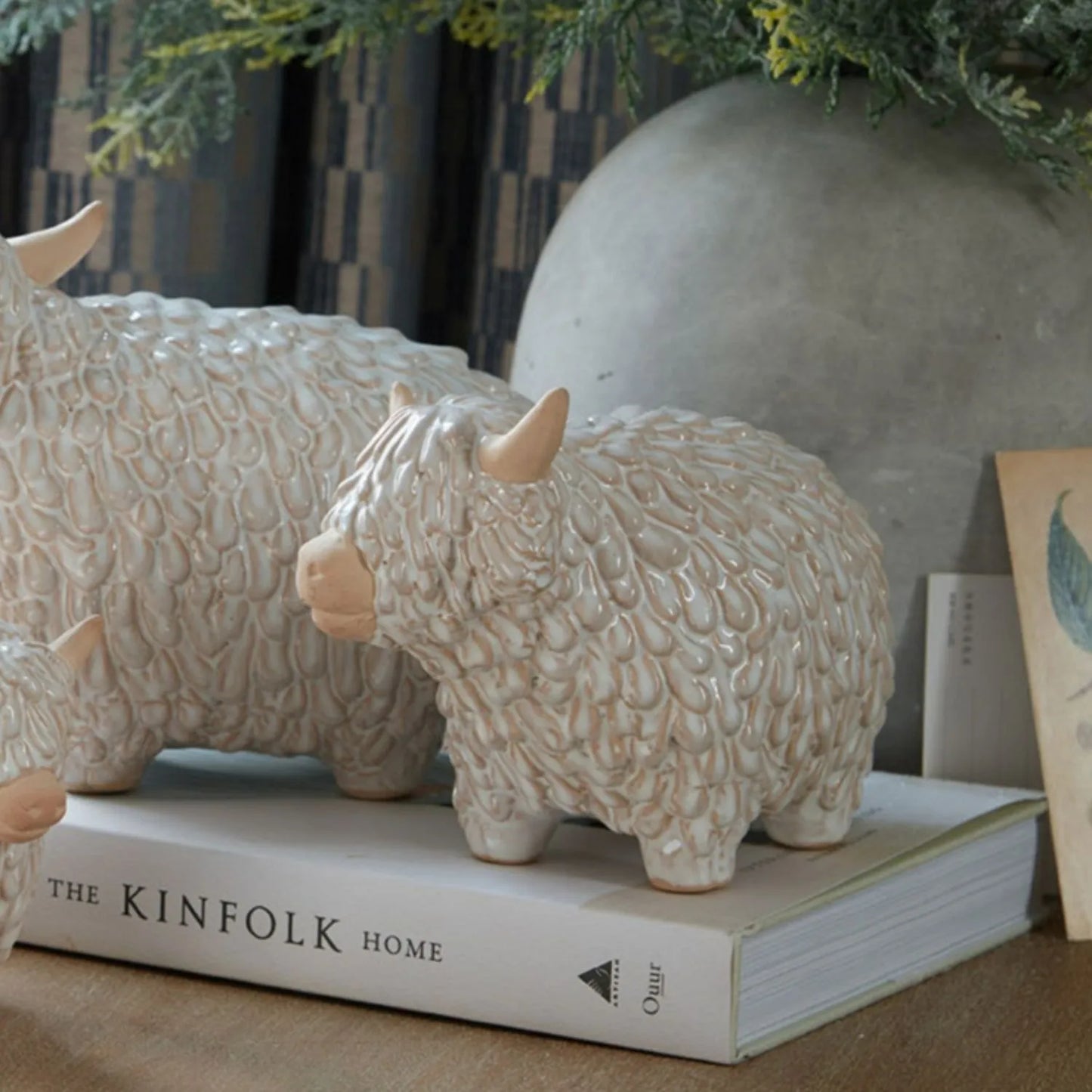 Medium Neutral White Ceramic Highland Cow Ornament with Textured Shaggy Coat & Horns – Rustic Farmhouse Decorative Sculpture 14x20x11cm | Click Style