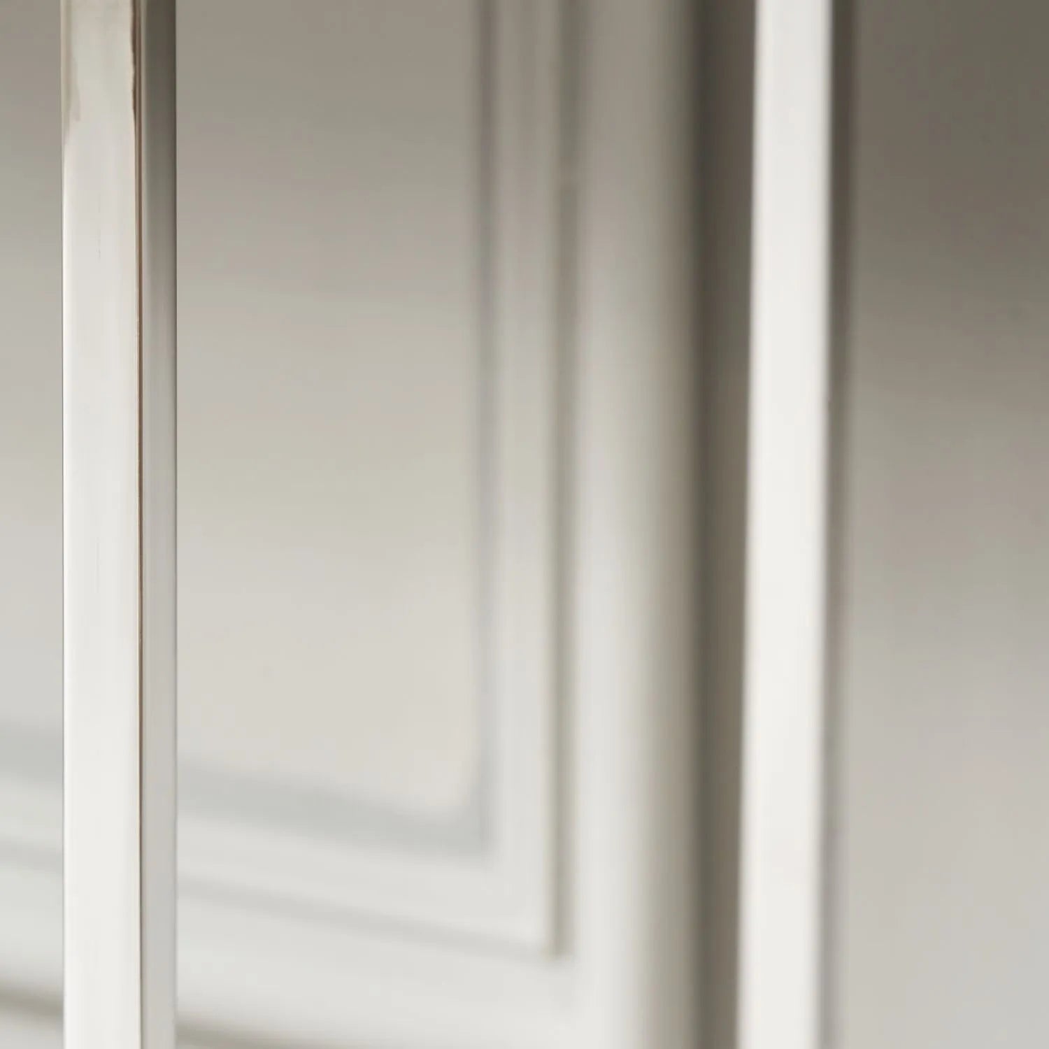 Mirrored Glass & Silver Metal Console Table with Bevelled Edge Mirrored Top and Slim Polished Metal Frame – Hallway Console Table 80x100x30cm | Click Style