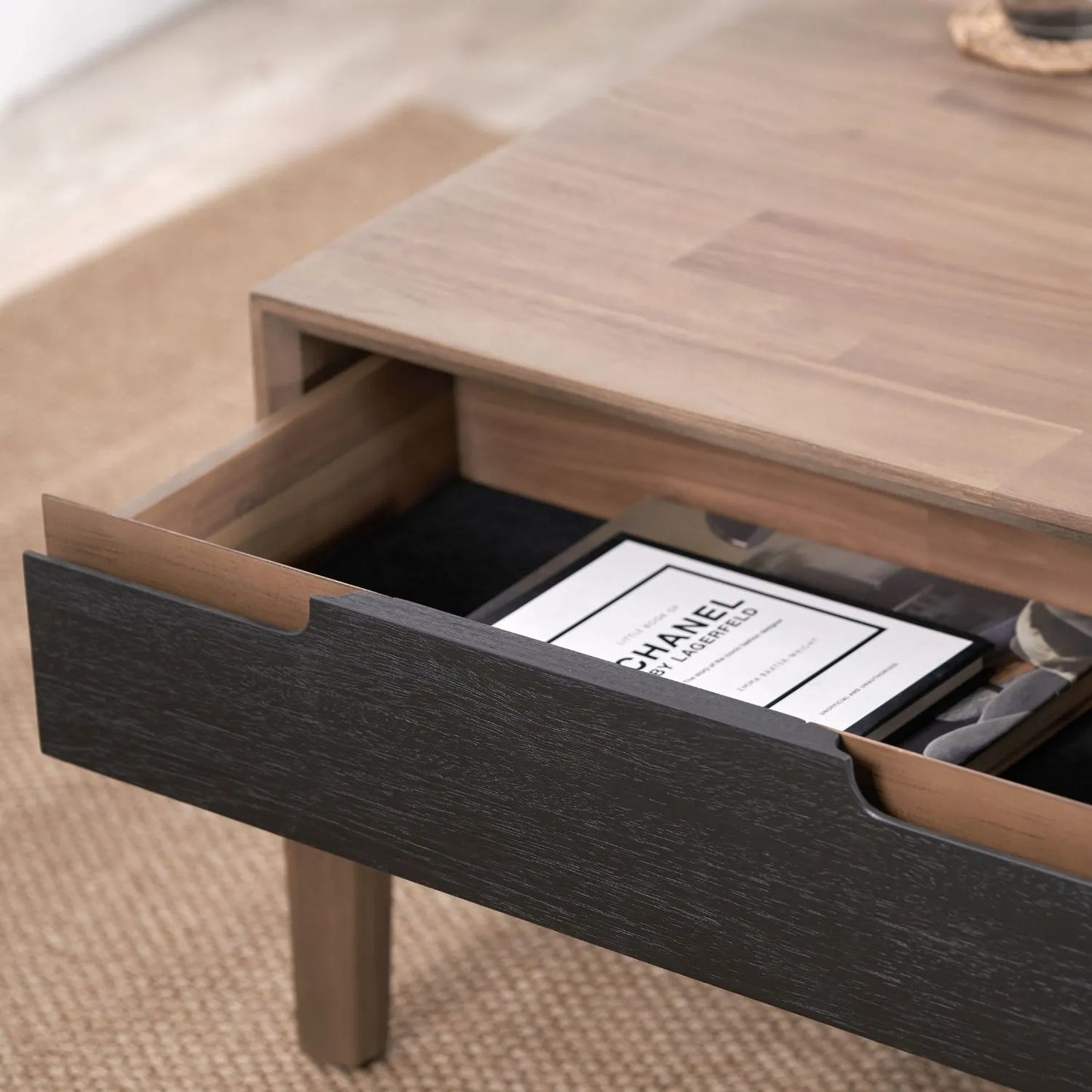 Modern Scandi Black & Natural Acacia Wood Coffee Table with Cut-Out Handle Drawer & Open Shelf – Contemporary Low Wooden Living Room Coffee Table 41x120x60cm | Click Style