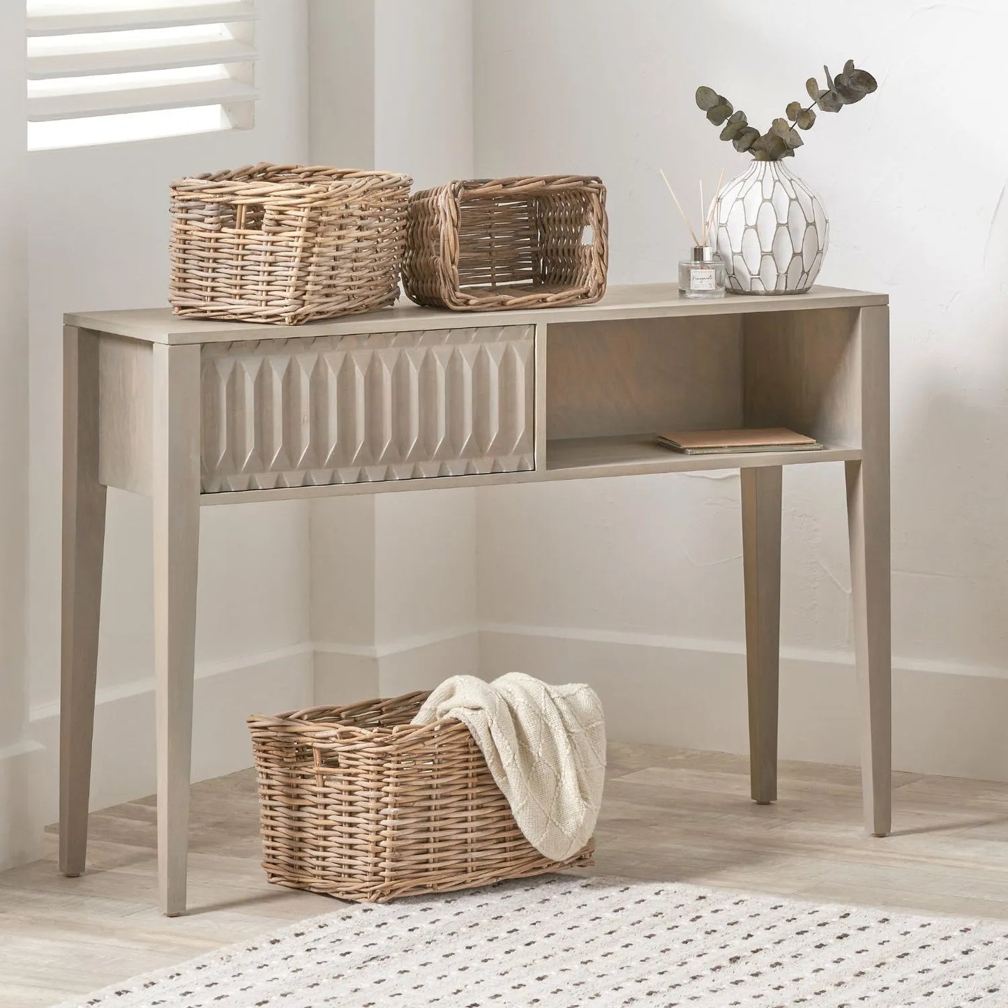 Modern Scandi Light Grey Wash Mango Wood Console Table with Handleless Carved Geometric Drawer Front and Open Shelf Storage – Scandinavian Hallway Console Table for Living Room or Entryway 80x120x35cm | Click Style