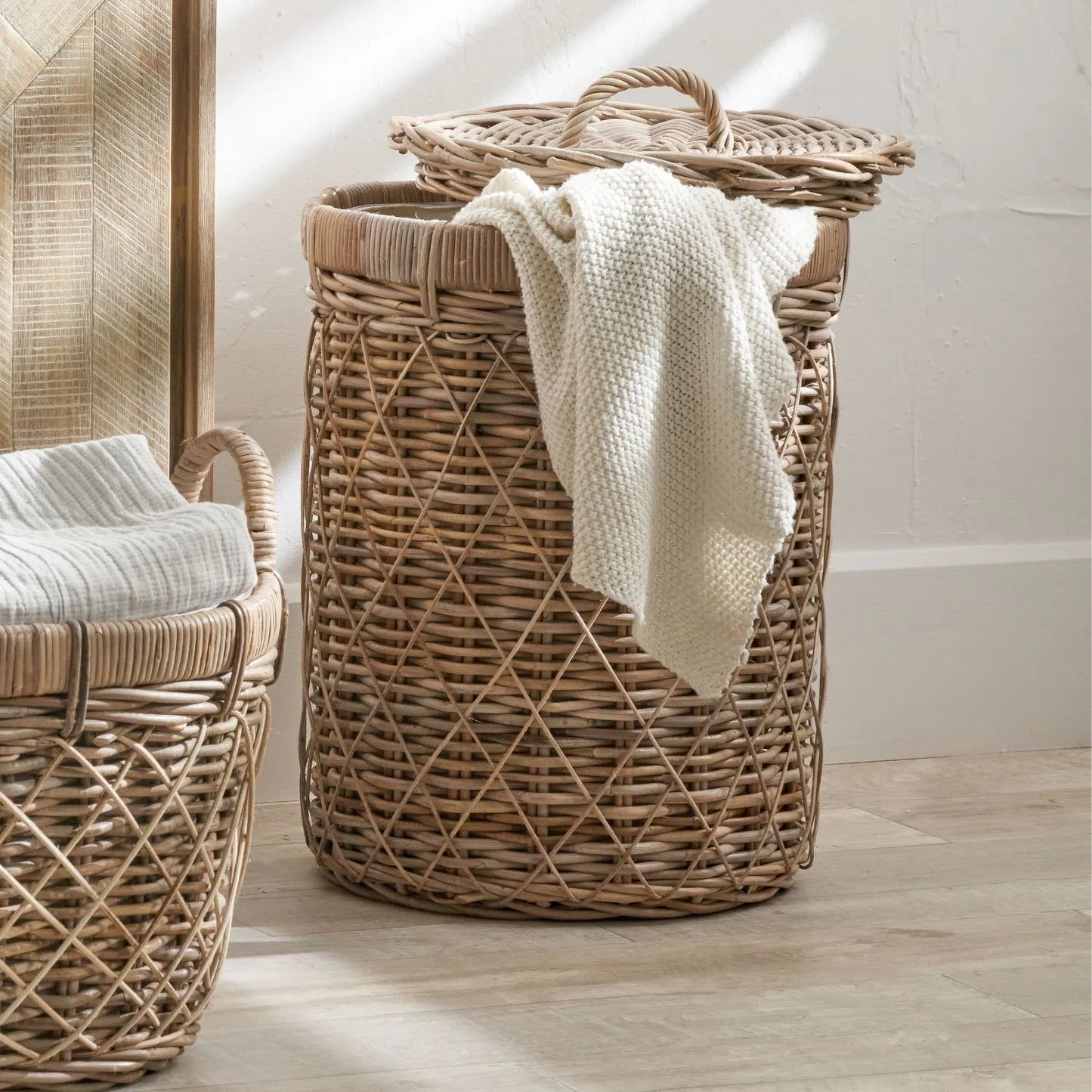 Natural Rattan Round Laundry Basket with Handled Lid & Linen Liner – Stylish Storage for Home Organisation 56x42x42cm - Click Style