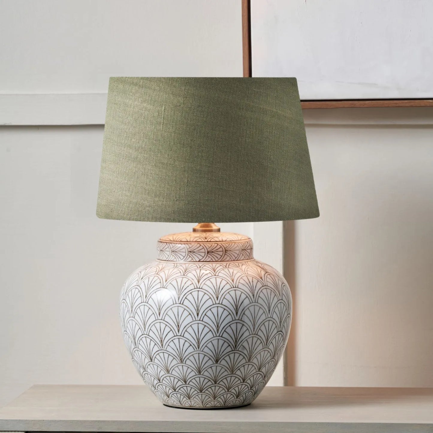 Neutral White Art Deco Scallop Fan Ceramic Table Lamp Base with Antique Brass Fitting – Rounded Urn-Shaped Decorative Lamp 32x23x23cm | Click Style