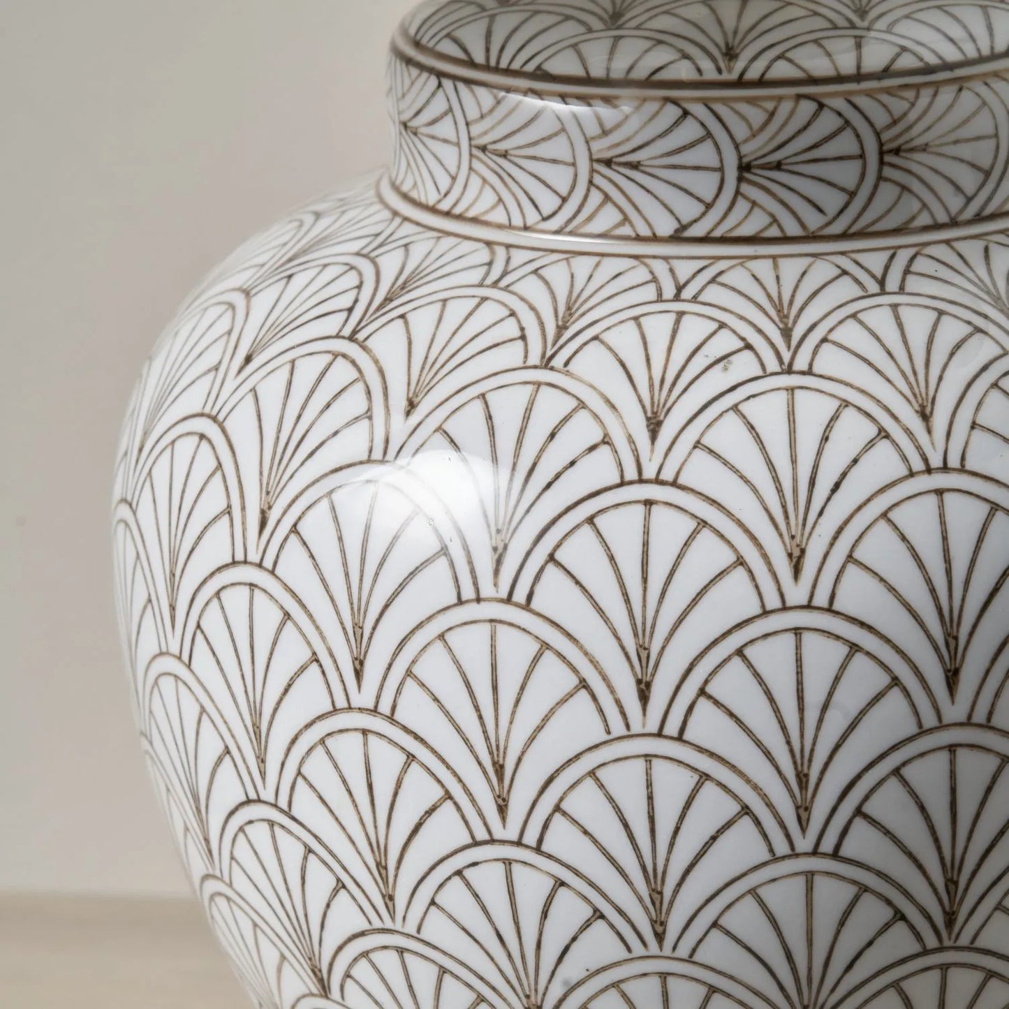 Neutral White Art Deco Scallop Fan Ceramic Table Lamp Base with Antique Brass Fitting – Rounded Urn-Shaped Decorative Lamp 32x23x23cm | Click Style