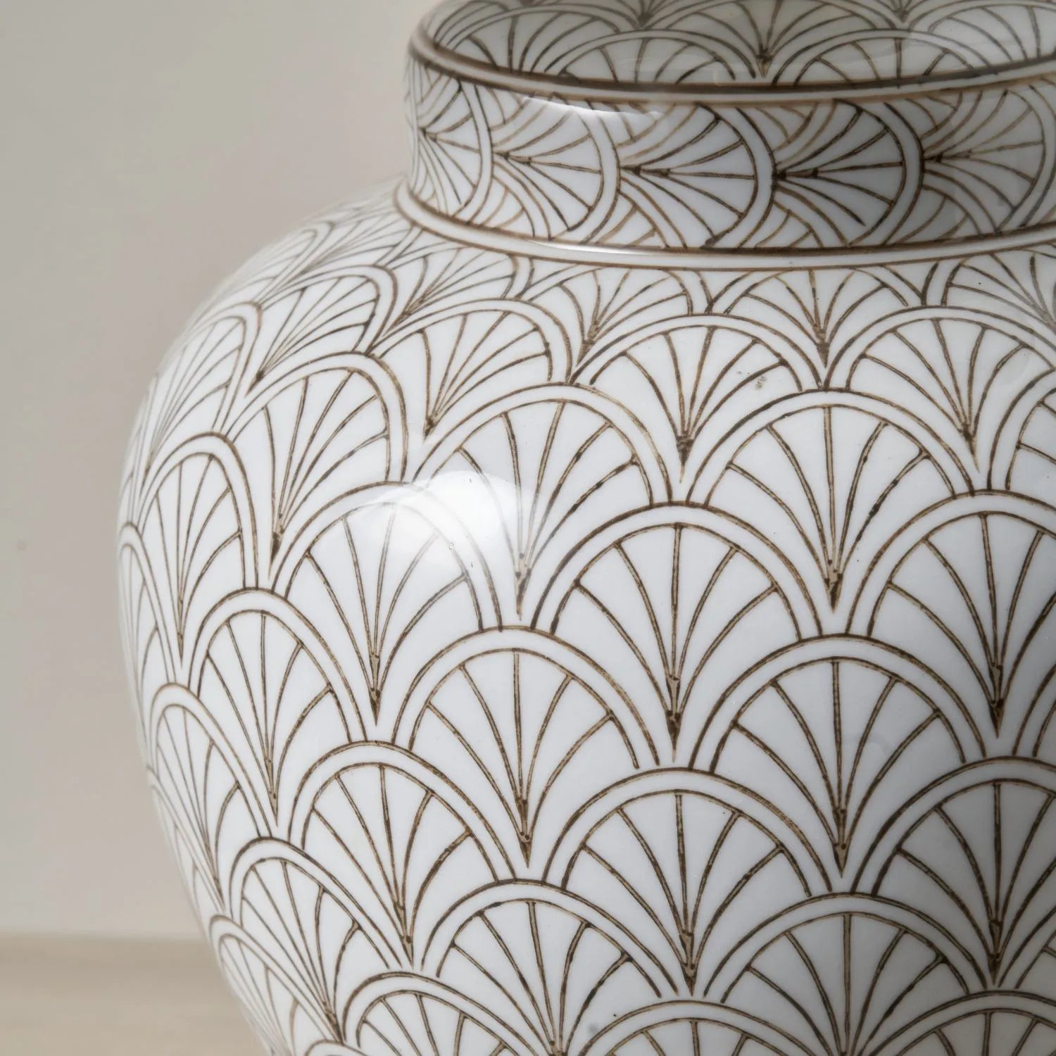 Neutral White Art Deco Scallop Fan Ceramic Table Lamp Base with Antique Brass Fitting – Rounded Urn-Shaped Decorative Lamp 32x23x23cm | Click Style