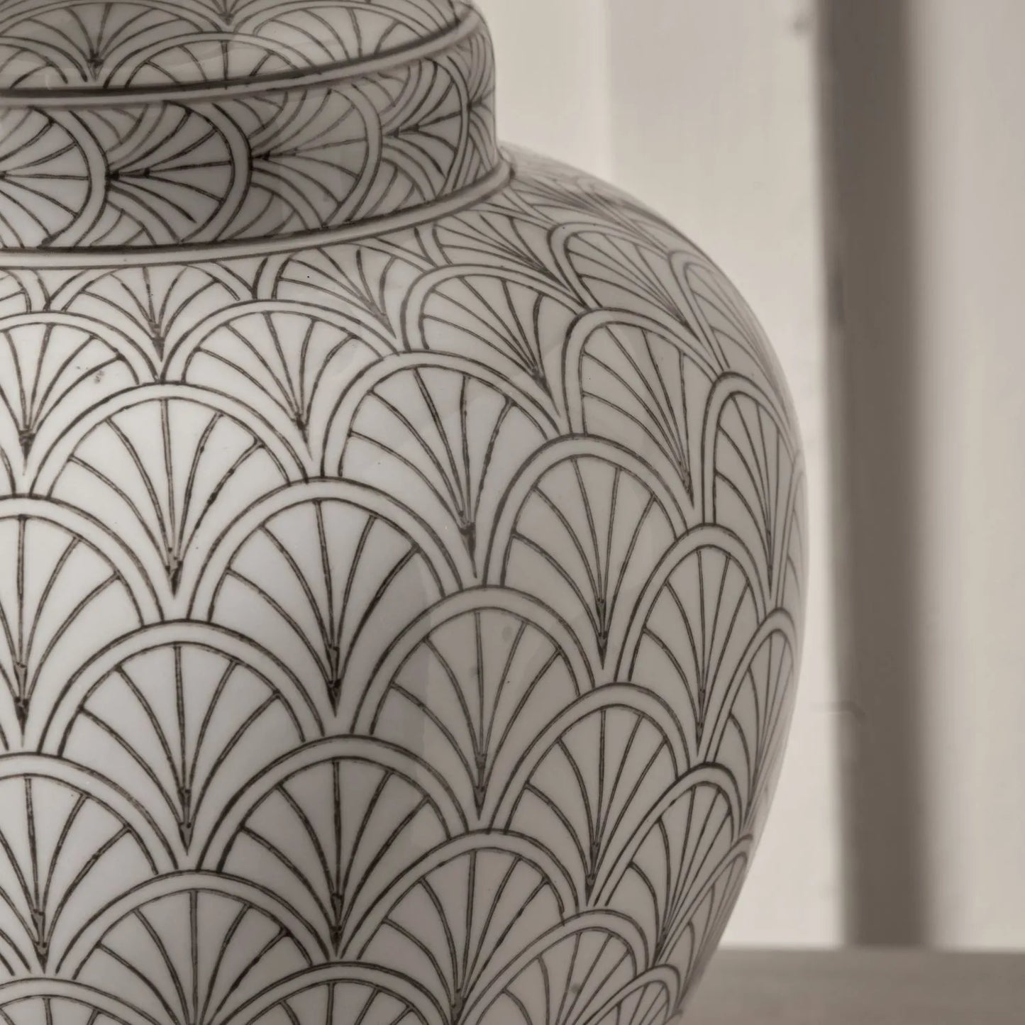 Neutral White Art Deco Scallop Fan Ceramic Table Lamp Base with Antique Brass Fitting – Rounded Urn-Shaped Decorative Lamp 32x23x23cm | Click Style