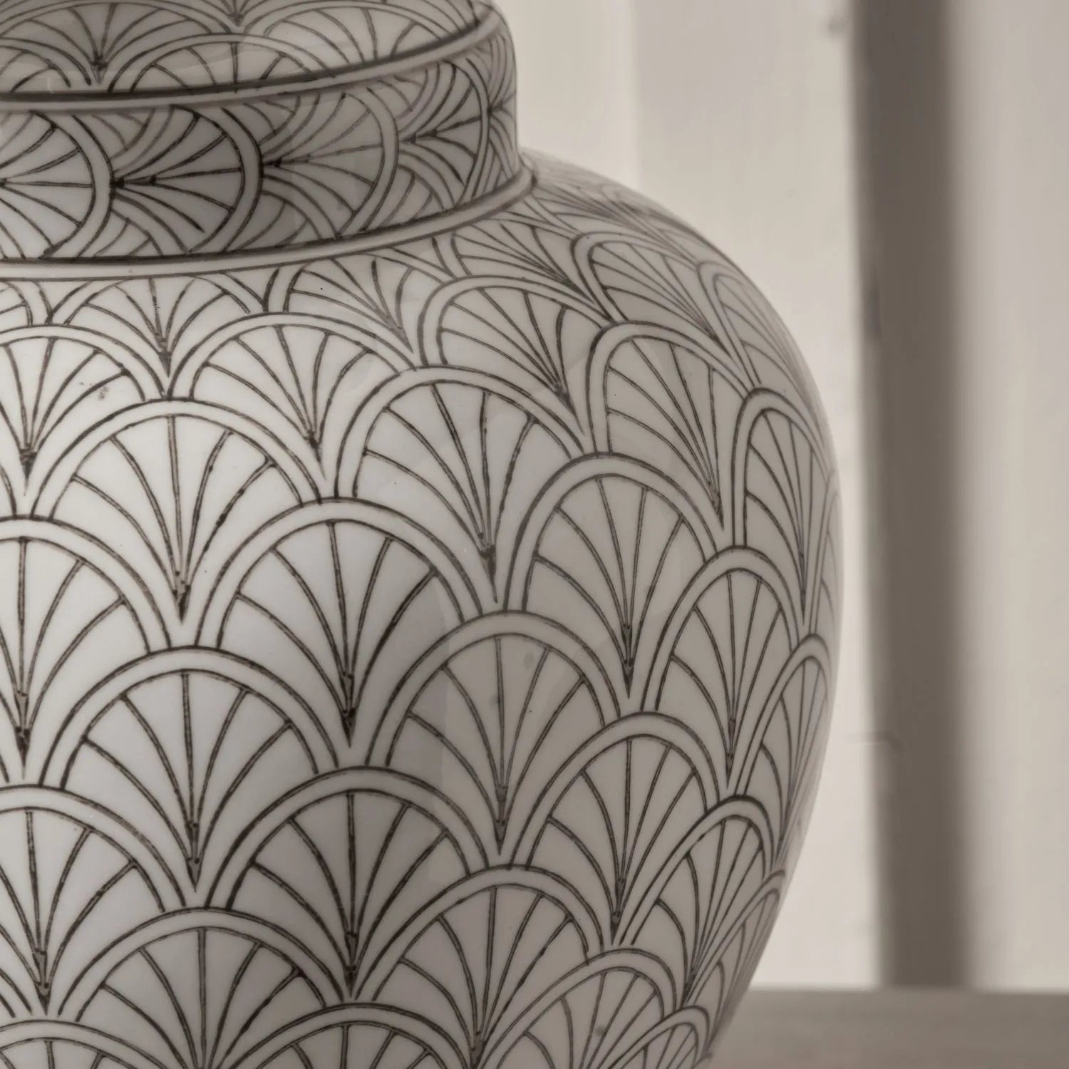 Neutral White Art Deco Scallop Fan Ceramic Table Lamp Base with Antique Brass Fitting – Rounded Urn-Shaped Decorative Lamp 32x23x23cm | Click Style