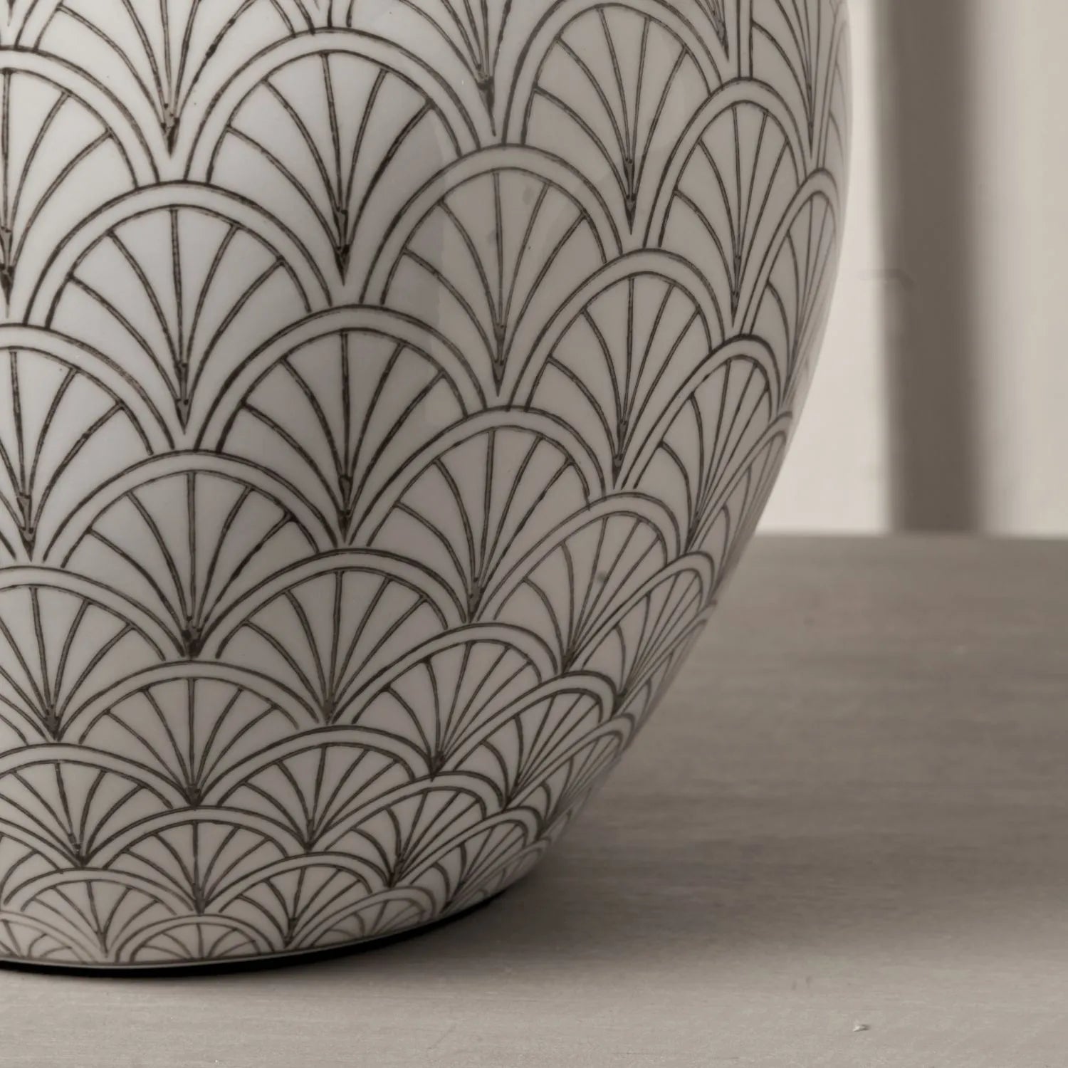 Neutral White Art Deco Scallop Fan Ceramic Table Lamp Base with Antique Brass Fitting – Rounded Urn-Shaped Decorative Lamp 32x23x23cm | Click Style