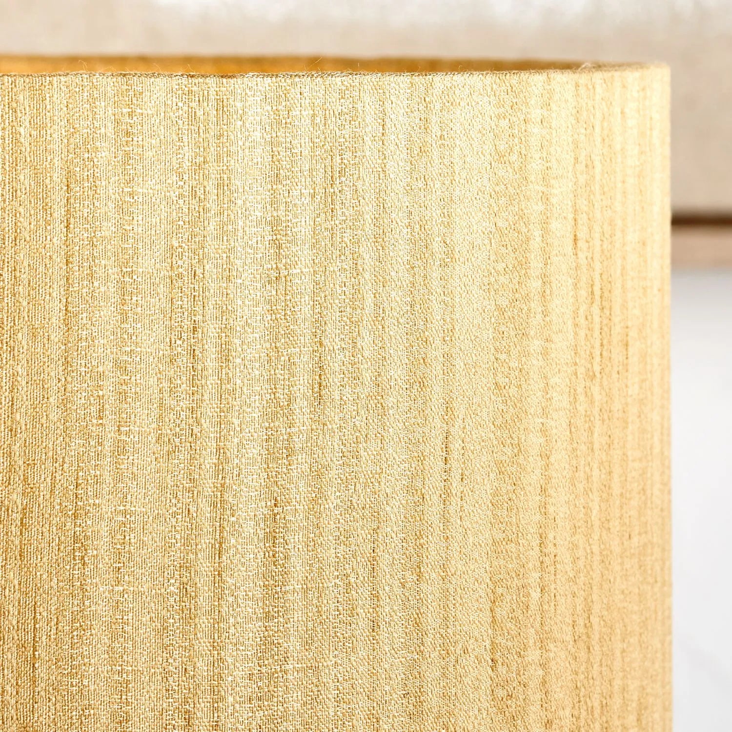 Neutral White Art Deco Scallop Fan Ceramic Table Lamp with Gold Slubbed Silk Gold-Lined Drum Shade – Decorative Sculpted Lighting 48x35x35cm | Click Style