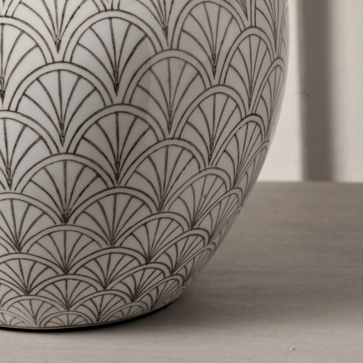 Neutral White Art Deco Scallop Fan Ceramic Table Lamp with Natural Linen Tapered Shade – Decorative Sculpted Lighting 48x35x35cm | Click Style