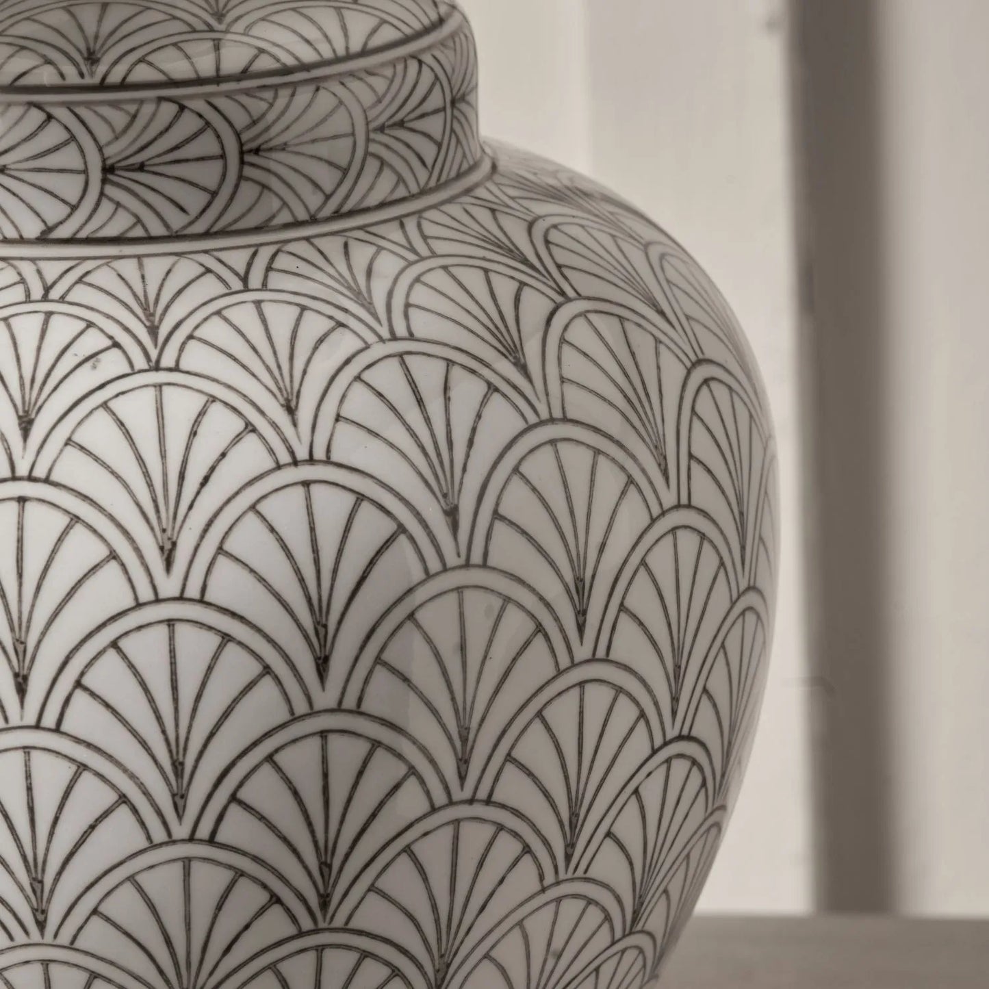 Neutral White Art Deco Scallop Fan Ceramic Table Lamp with Natural Linen Tapered Shade – Decorative Sculpted Lighting 48x35x35cm | Click Style