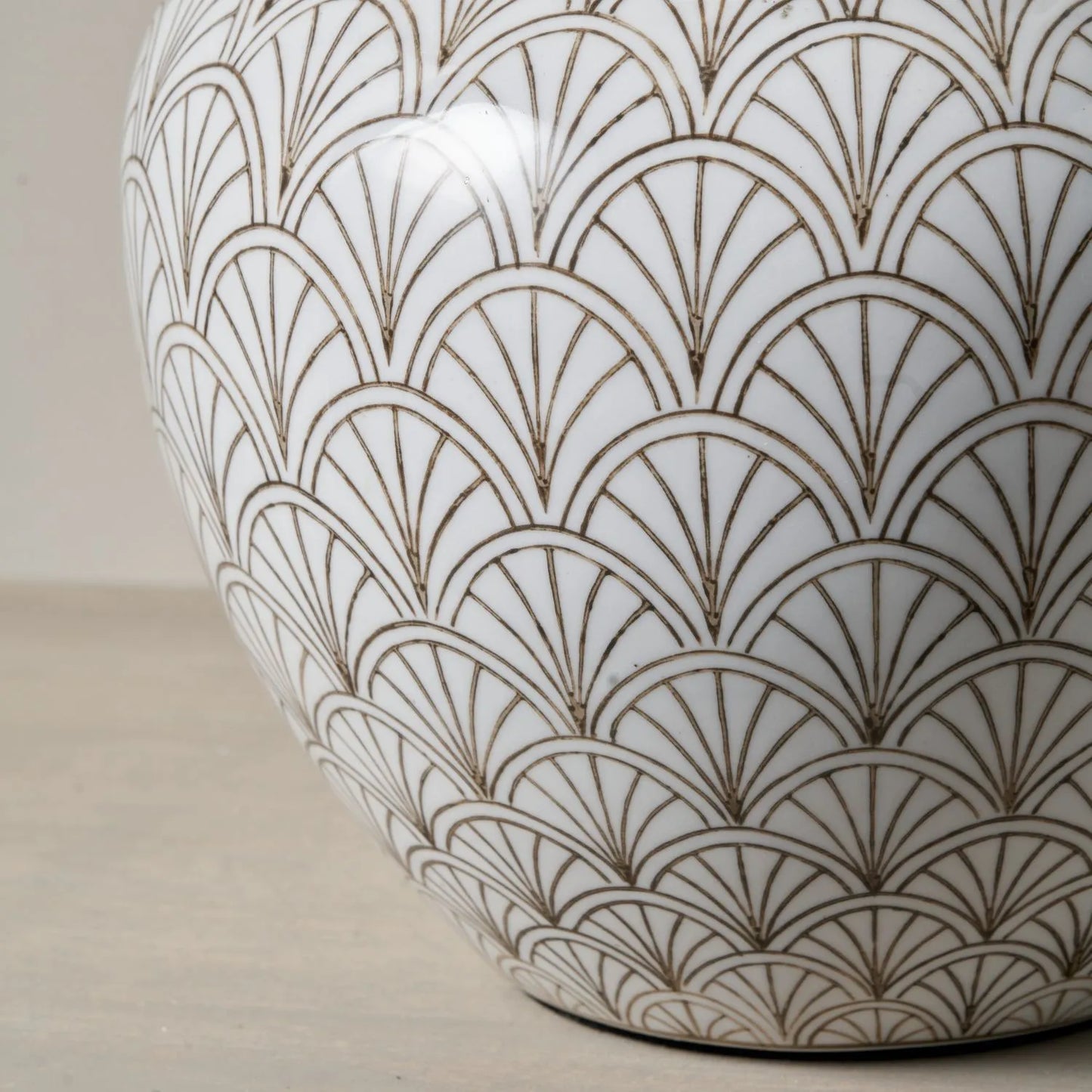 Neutral White Art Deco Scallop Fan Ceramic Table Lamp with Pistachio Green Linen Tapered Shade – Decorative Sculpted Lighting 48x35x35cm | Click Style