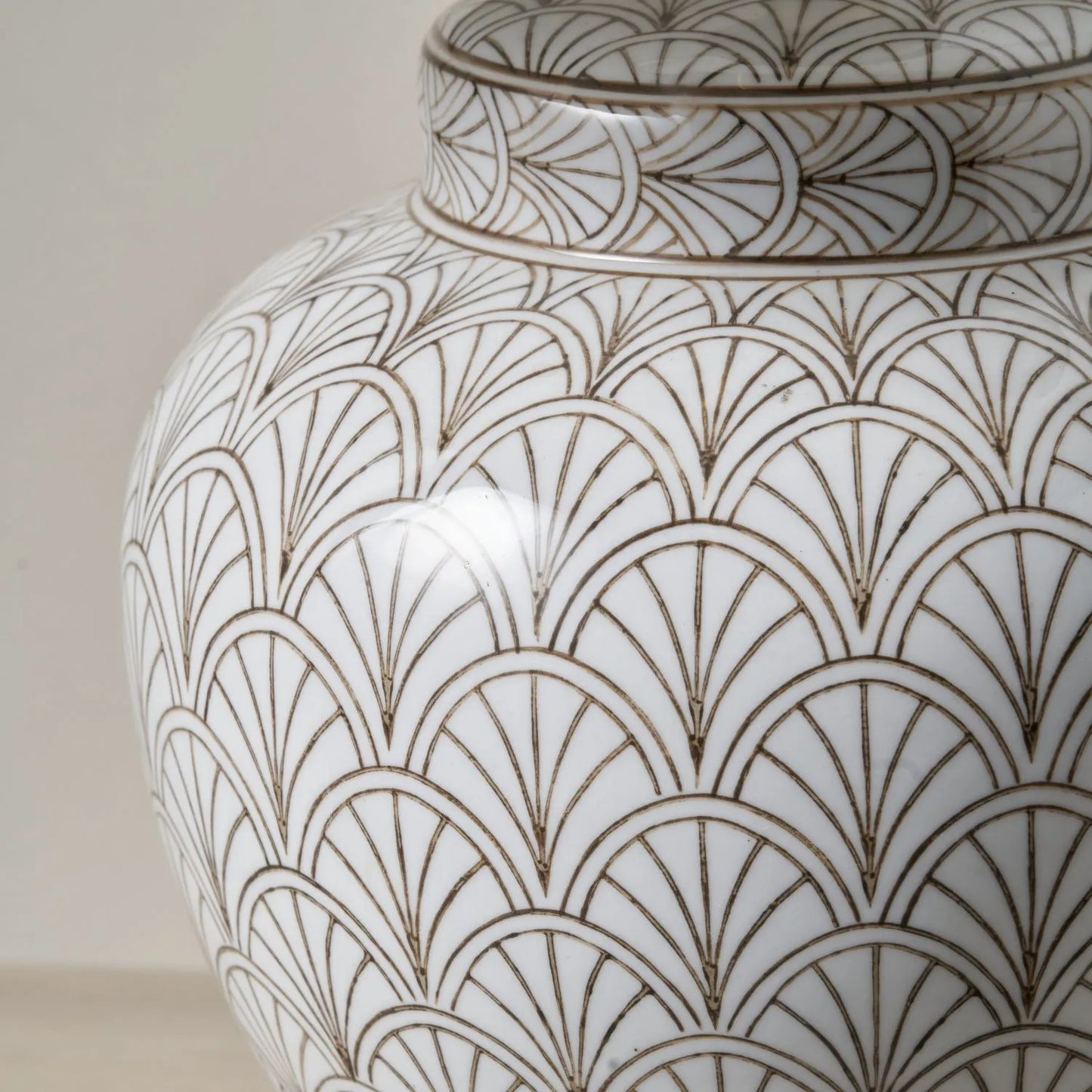 Neutral White Art Deco Scallop Fan Ceramic Table Lamp with White Handloom Cotton Scalloped Tapered Shade – Decorative Sculpted Lighting 51x35x35cm | Click Style