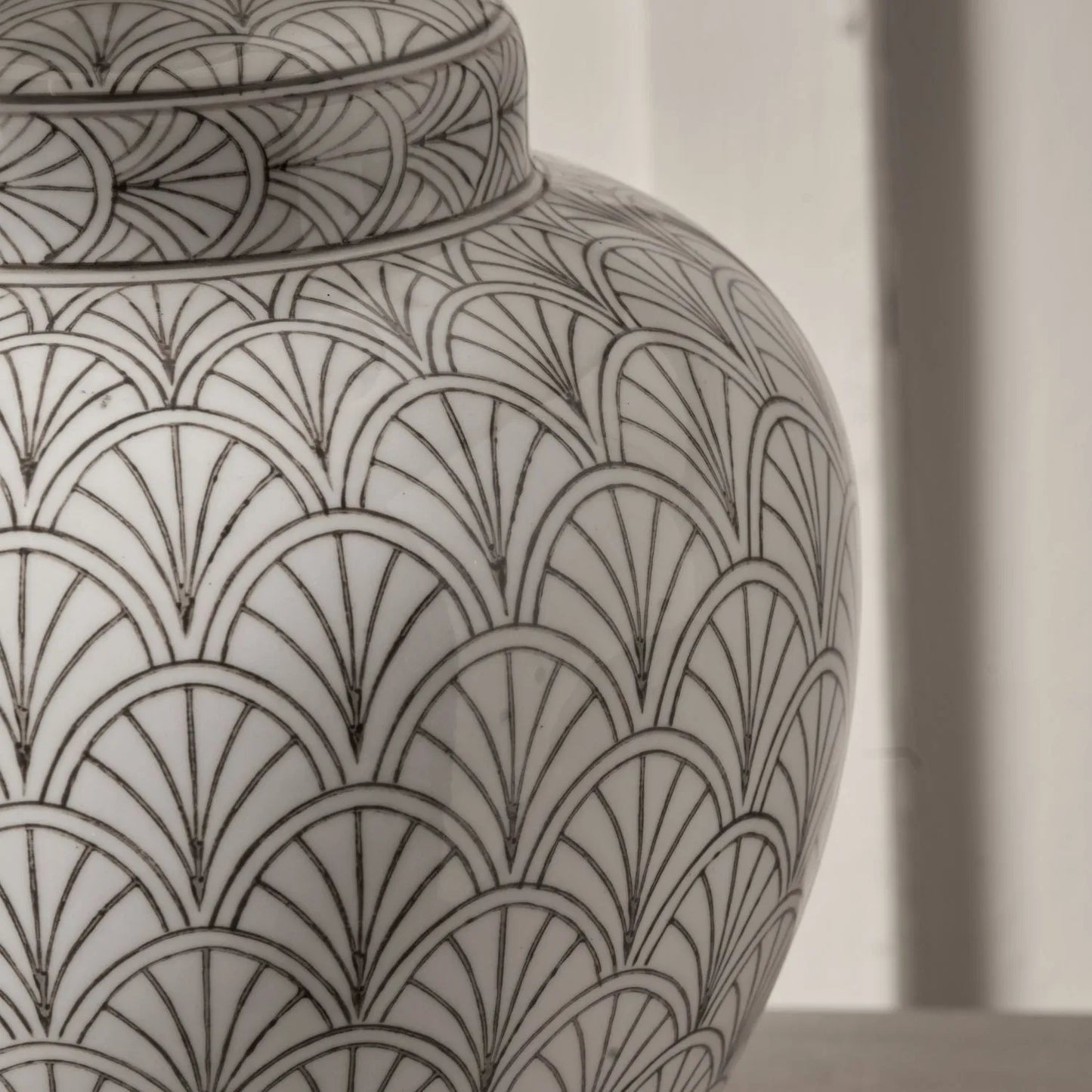 Neutral White Art Deco Scallop Fan Ceramic Table Lamp with White Handloom Cotton Scalloped Tapered Shade – Decorative Sculpted Lighting 51x35x35cm | Click Style