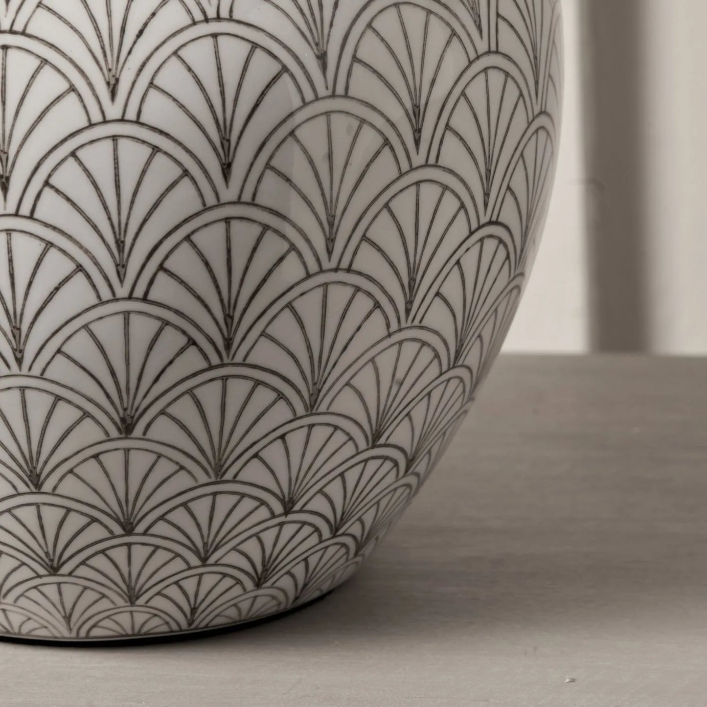 Neutral White Art Deco Scallop Fan Ceramic Table Lamp with White Handloom Cotton Scalloped Tapered Shade – Decorative Sculpted Lighting 51x35x35cm | Click Style