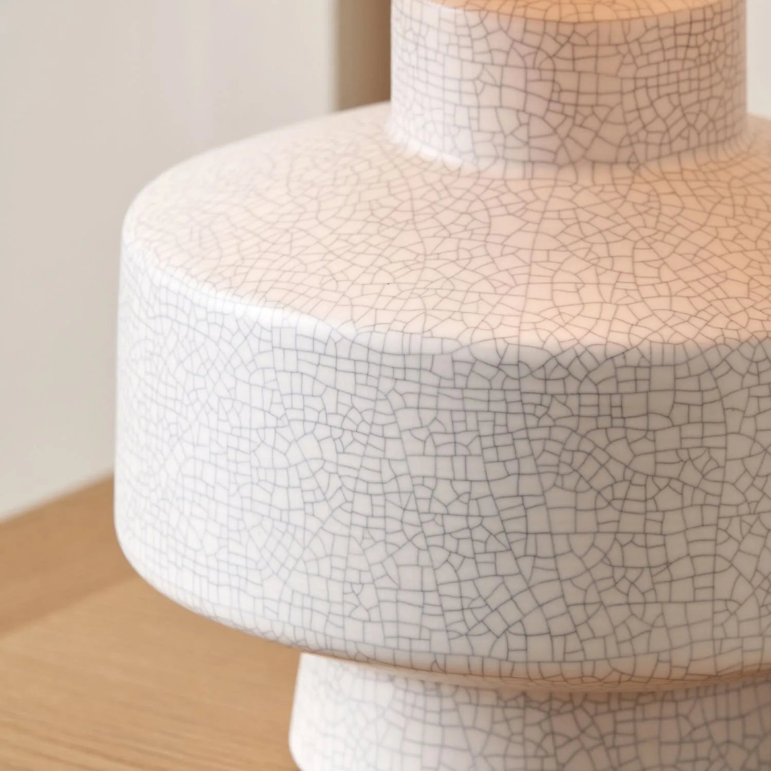 Neutral White Crackle-Effect Ceramic Table Lamp with White Linen Drum Shade – Sculptural Stoneware Table Light 38x28x28cm | Click Style