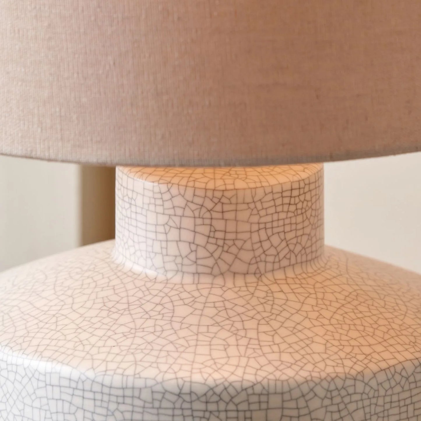 Neutral White Crackle-Effect Ceramic Table Lamp with White Linen Drum Shade – Sculptural Stoneware Table Light 38x28x28cm | Click Style