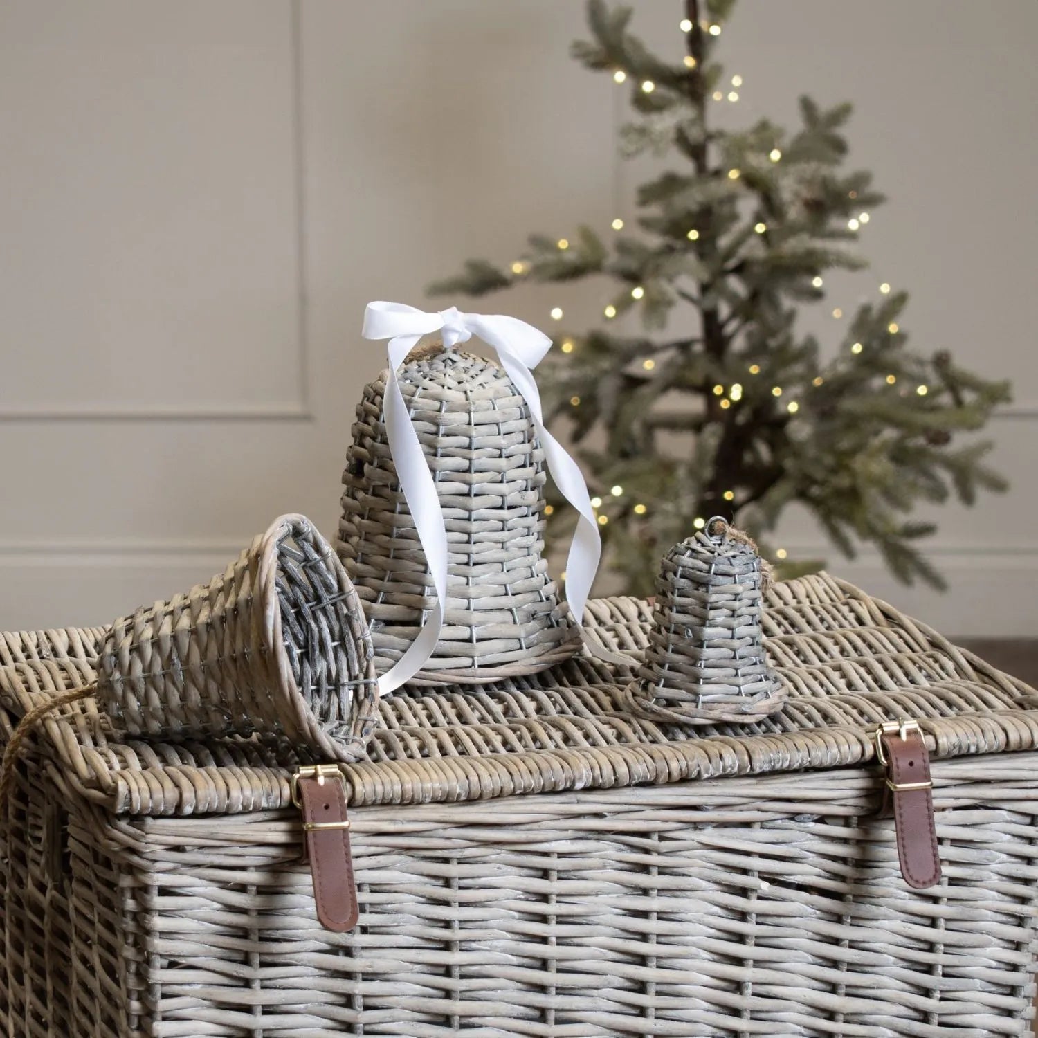 Rustic Brown Woven Wicker Christmas Bell Ornament with Hanging String – Large-Sized Christmas Decoration 20x12x12cm | Click Style
