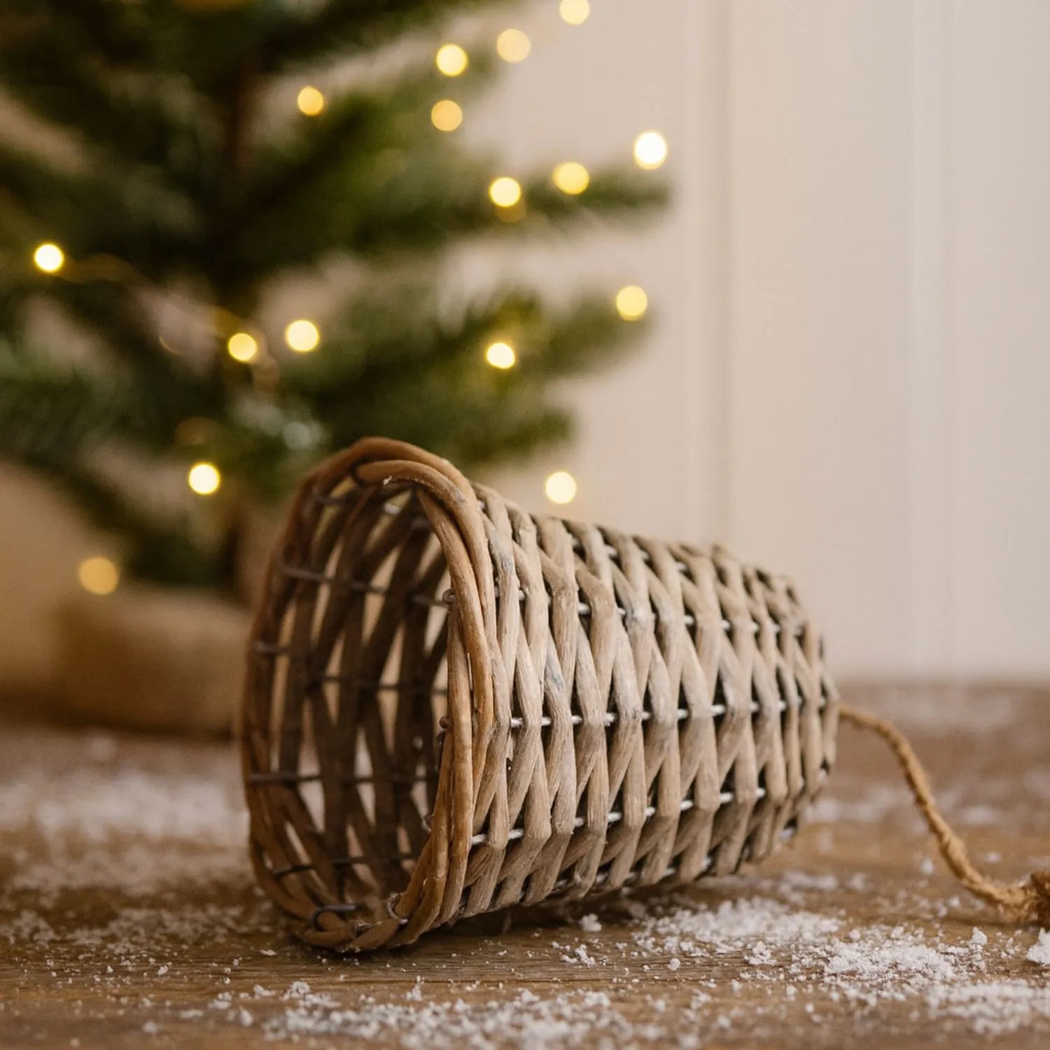Rustic Brown Woven Wicker Christmas Bell Ornament with Hanging String – Medium-Sized Festive Decoration 15x8x8cm | Click Style
