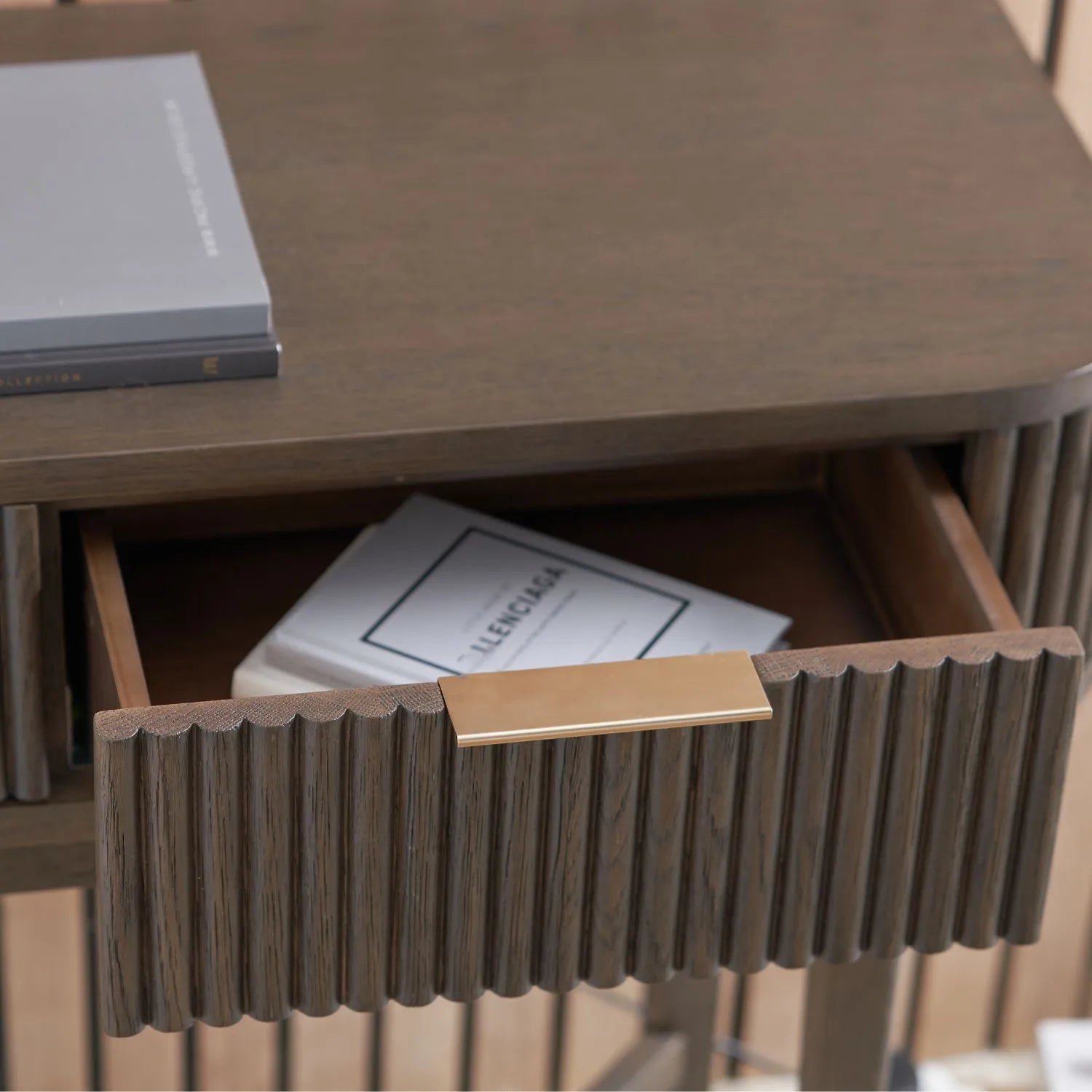 Scandinavian Retro Ribbed Dark Brown Oak 2 Drawer Console Table with Slim Gold Handles – Mid Century Style Fluted Wooden Hallway Console Table with Curved Edges, Ribbed Drawer Fronts, Storage Drawers and Tapered Legs 80x100x38cm | Click Style