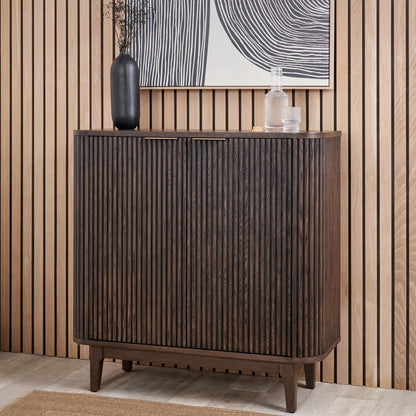 Scandinavian Retro Ribbed Dark Brown Oak Wood 2 Door Bar Cabinet with Slim Gold Handles – Mid Century Style Fluted Oak Drinks Cabinet with Tapered Legs, Home Bar Storage Cabinet for Living Room 100x100x38cm | Click Style