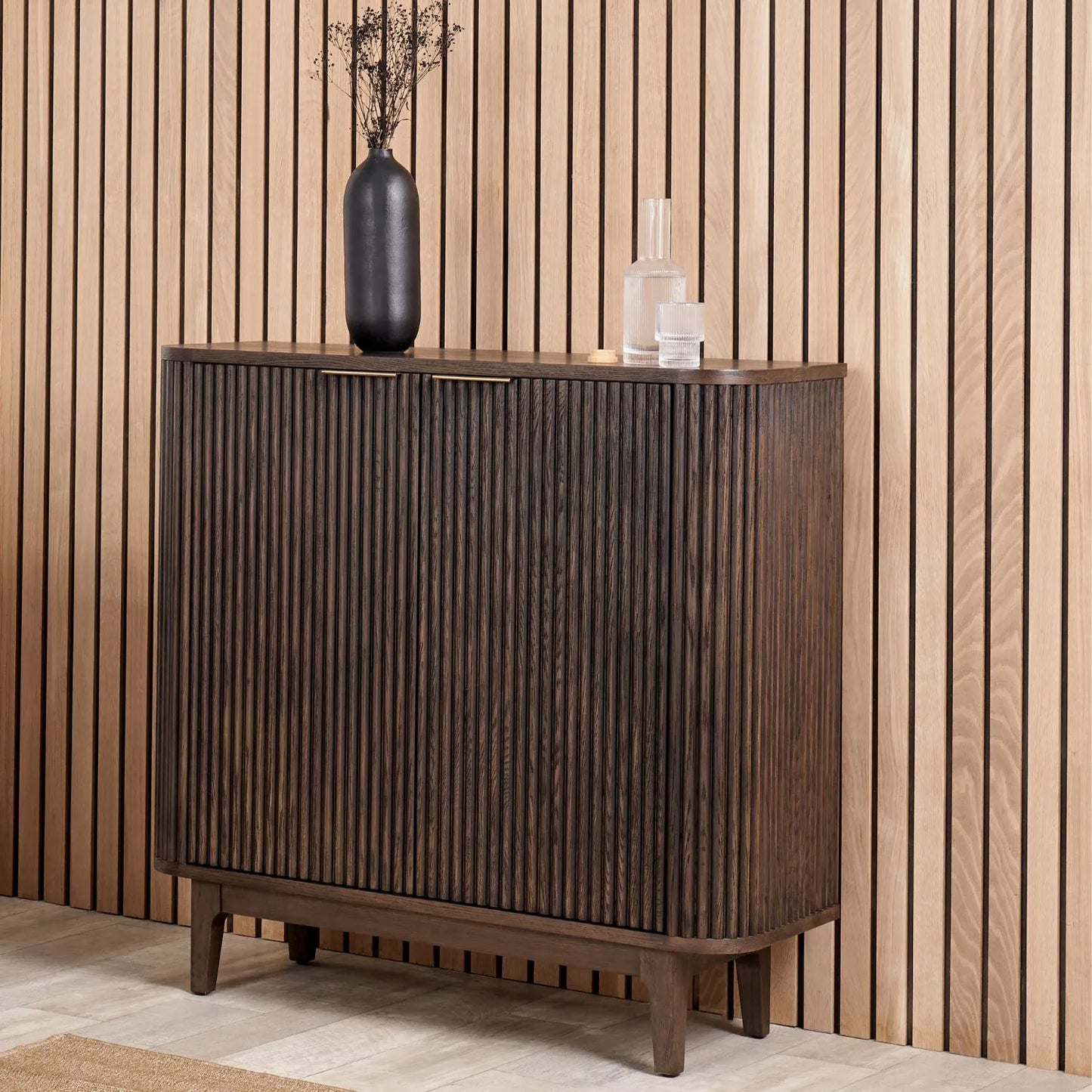 Scandinavian Retro Ribbed Dark Brown Oak Wood 2 Door Bar Cabinet with Slim Gold Handles – Mid Century Style Fluted Oak Drinks Cabinet with Tapered Legs, Home Bar Storage Cabinet for Living Room 100x100x38cm | Click Style
